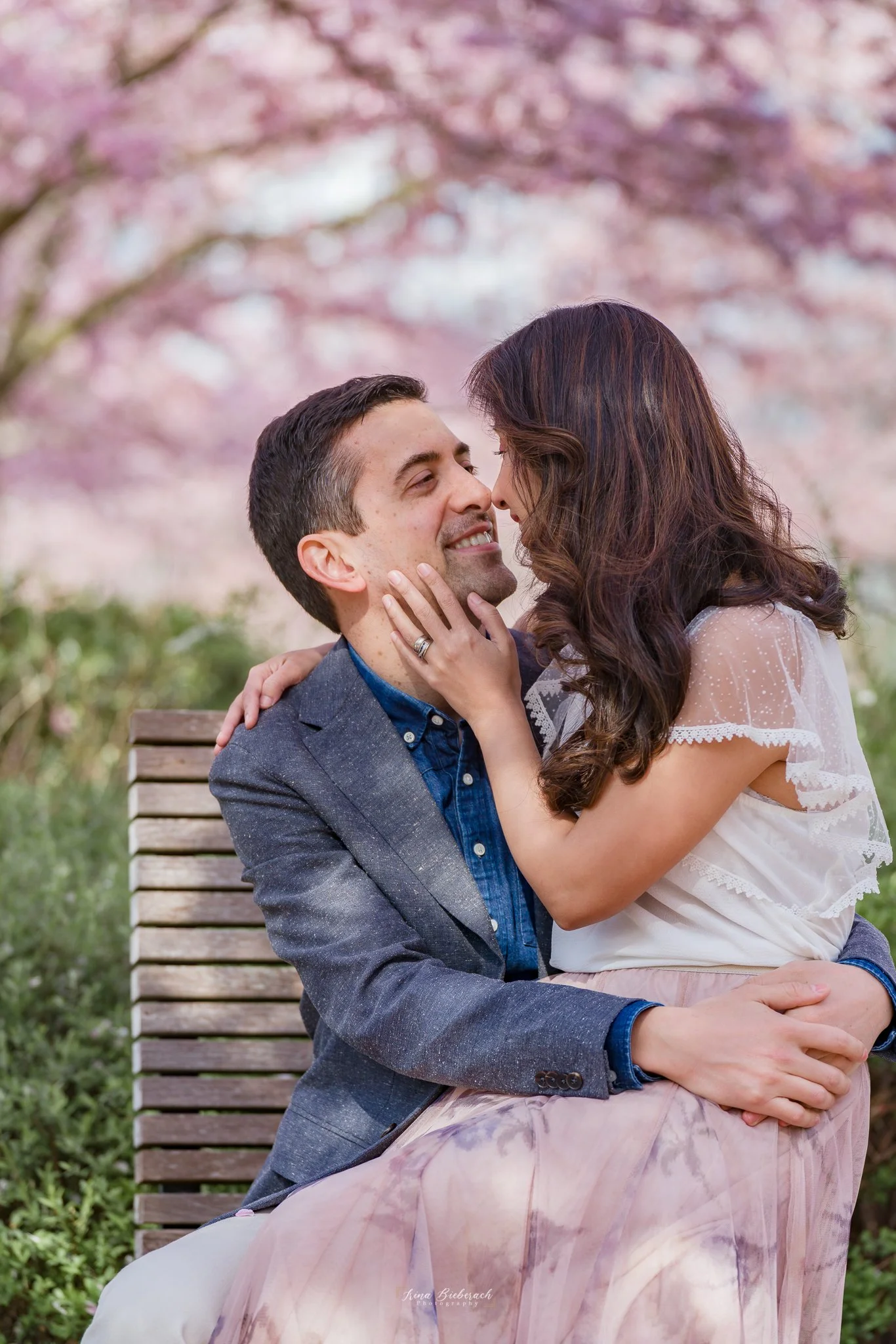 Moment de tendresse sur un banc au printemps