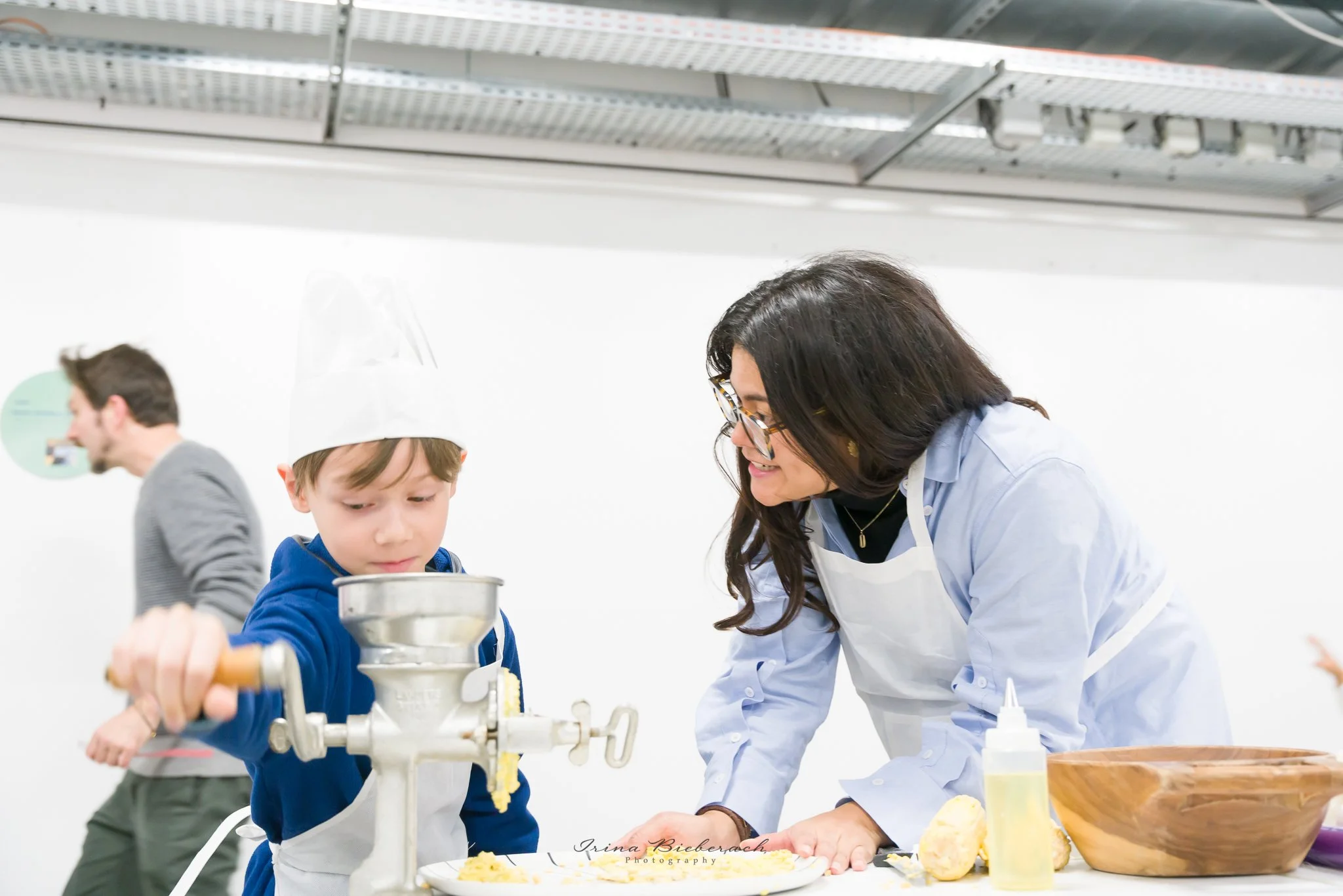 Enfant participe à une activité cuisine lors d'un festival de familles à Paris