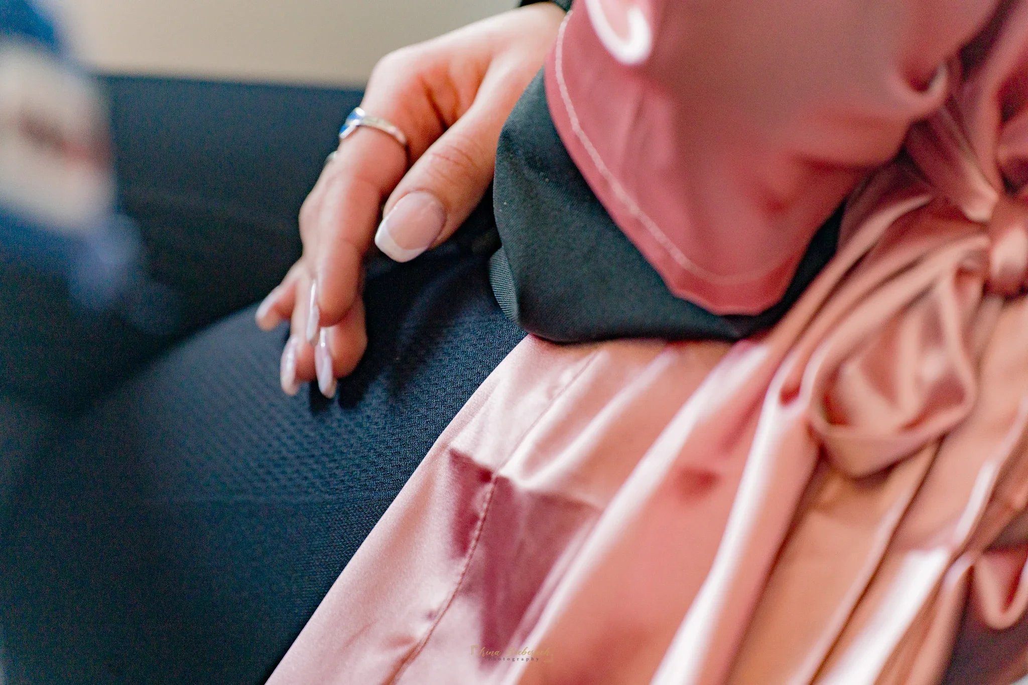 Détails de mains et ongles pour une séance photo à Paris