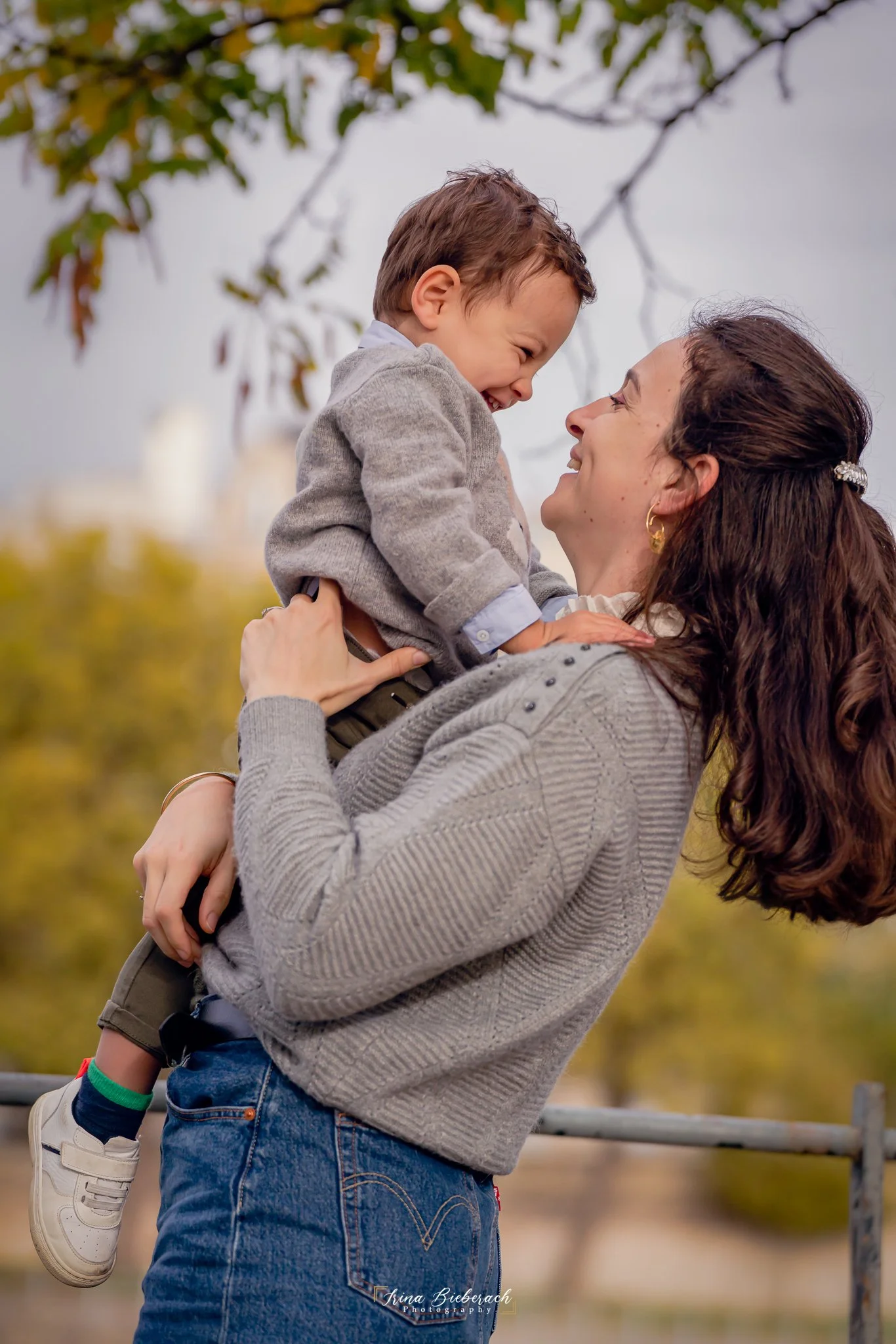 Maman et son enfant complices souriants lors d'une mini séance photo pour la fête des mères à Paris.