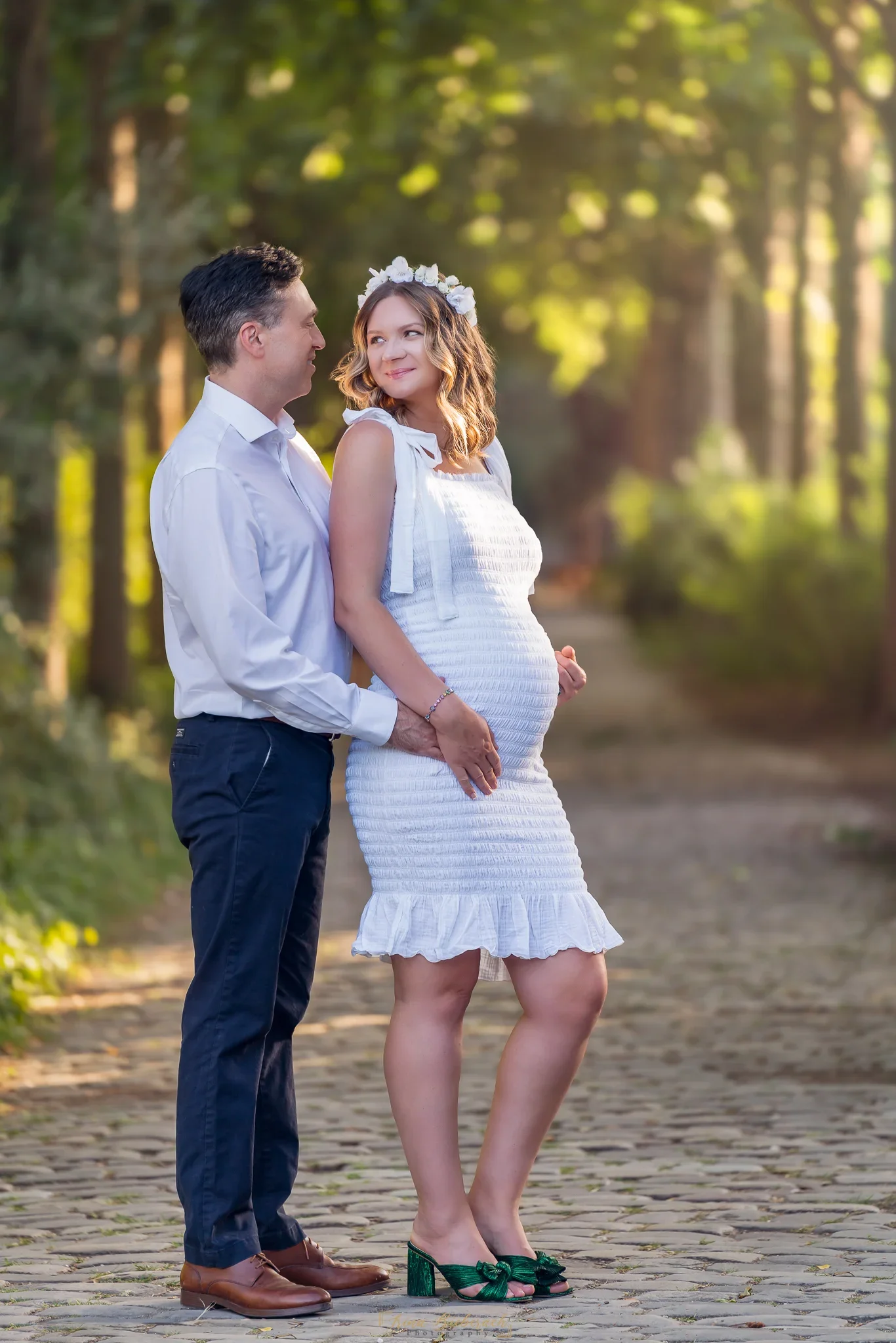 Couple de femme enceinte et son epoux pendant le coucher du soleil dans une seance photo de maternité à Paris