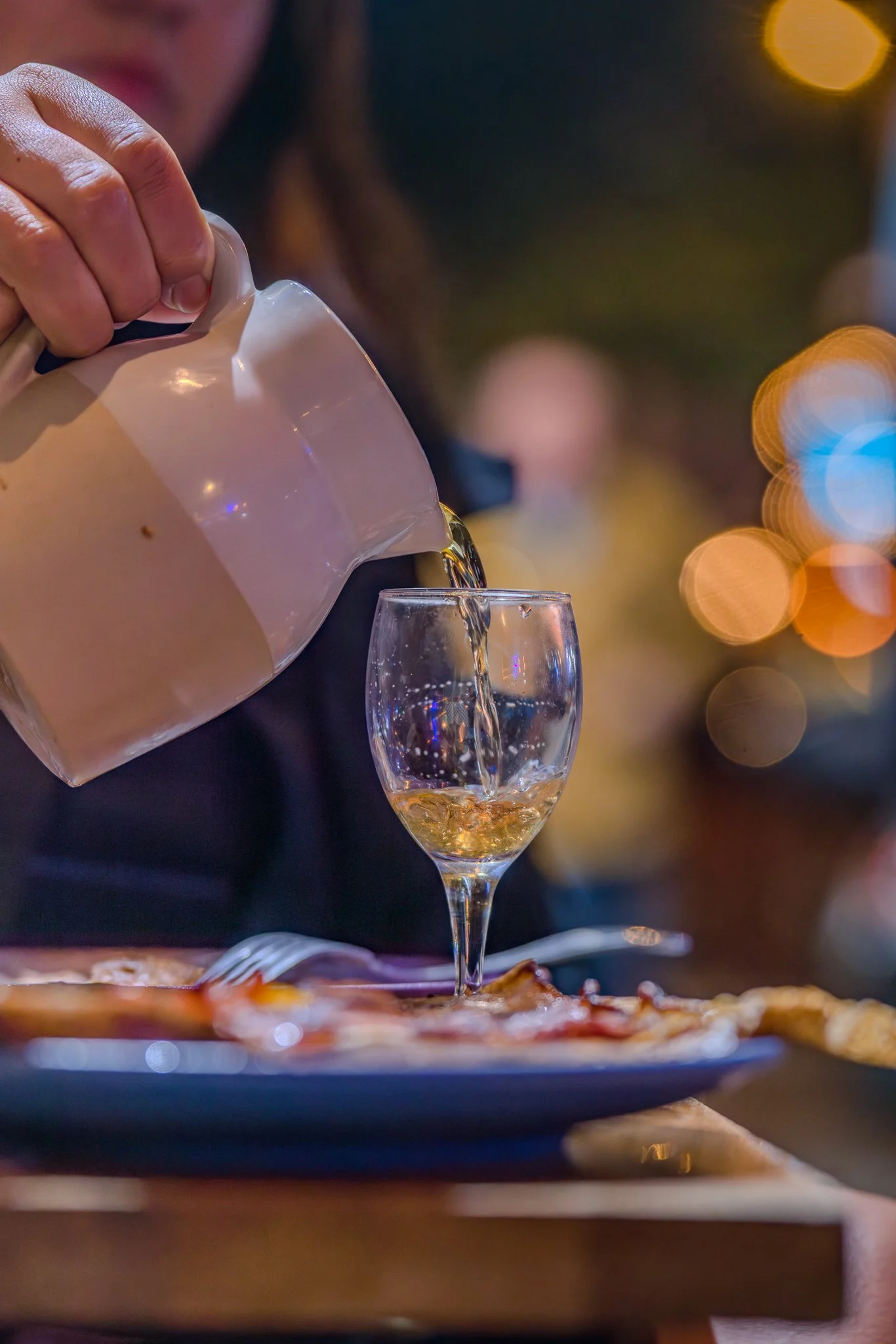 Détails d'une carafe de cidre lors d'un reportage photo de restauration à Paris 15eme