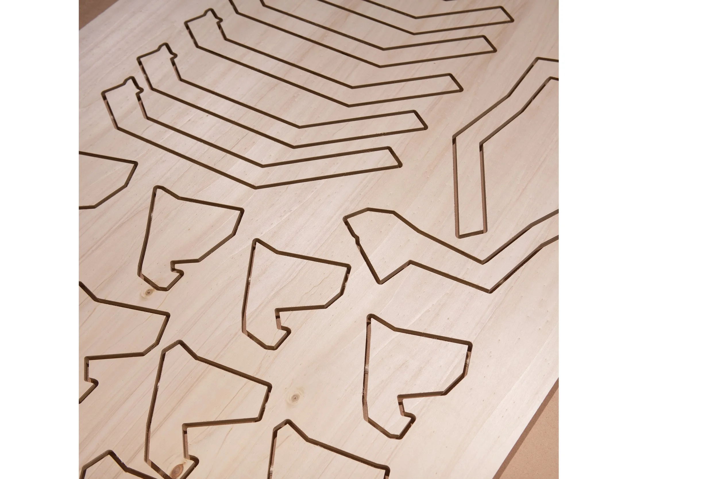 Découpe de nombreuses pièces en contreplaqué de peuplier pour un assemblage XXL