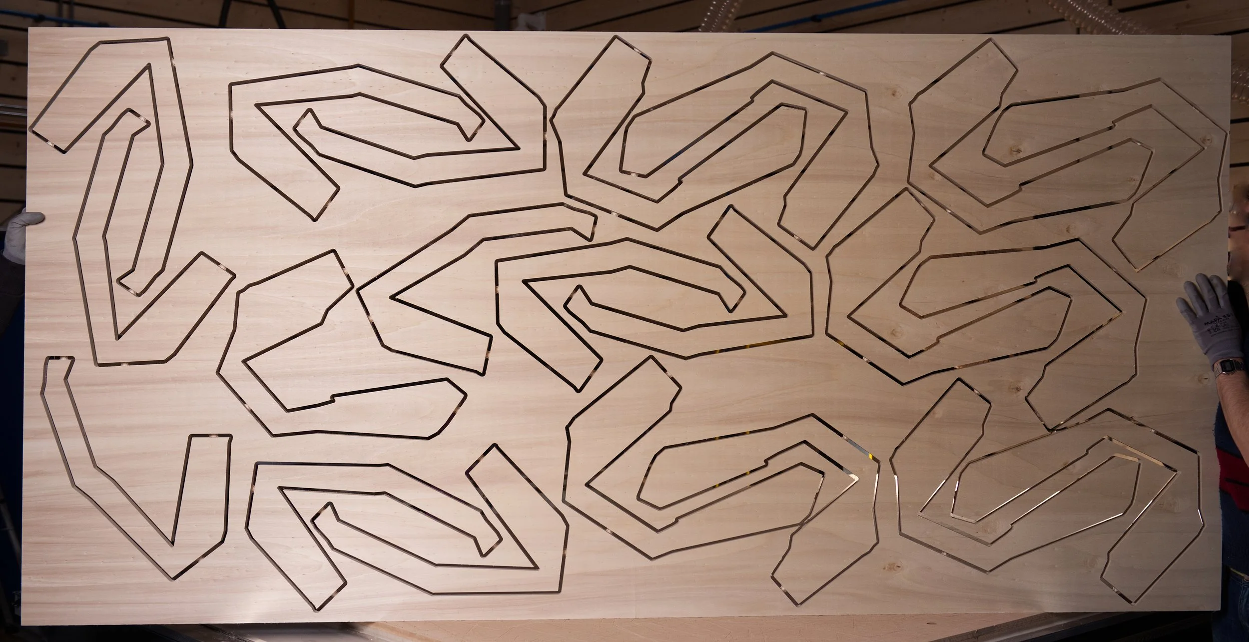 Découpe de nombreuses pièces en contreplaqué de peuplier pour un assemblage XXL