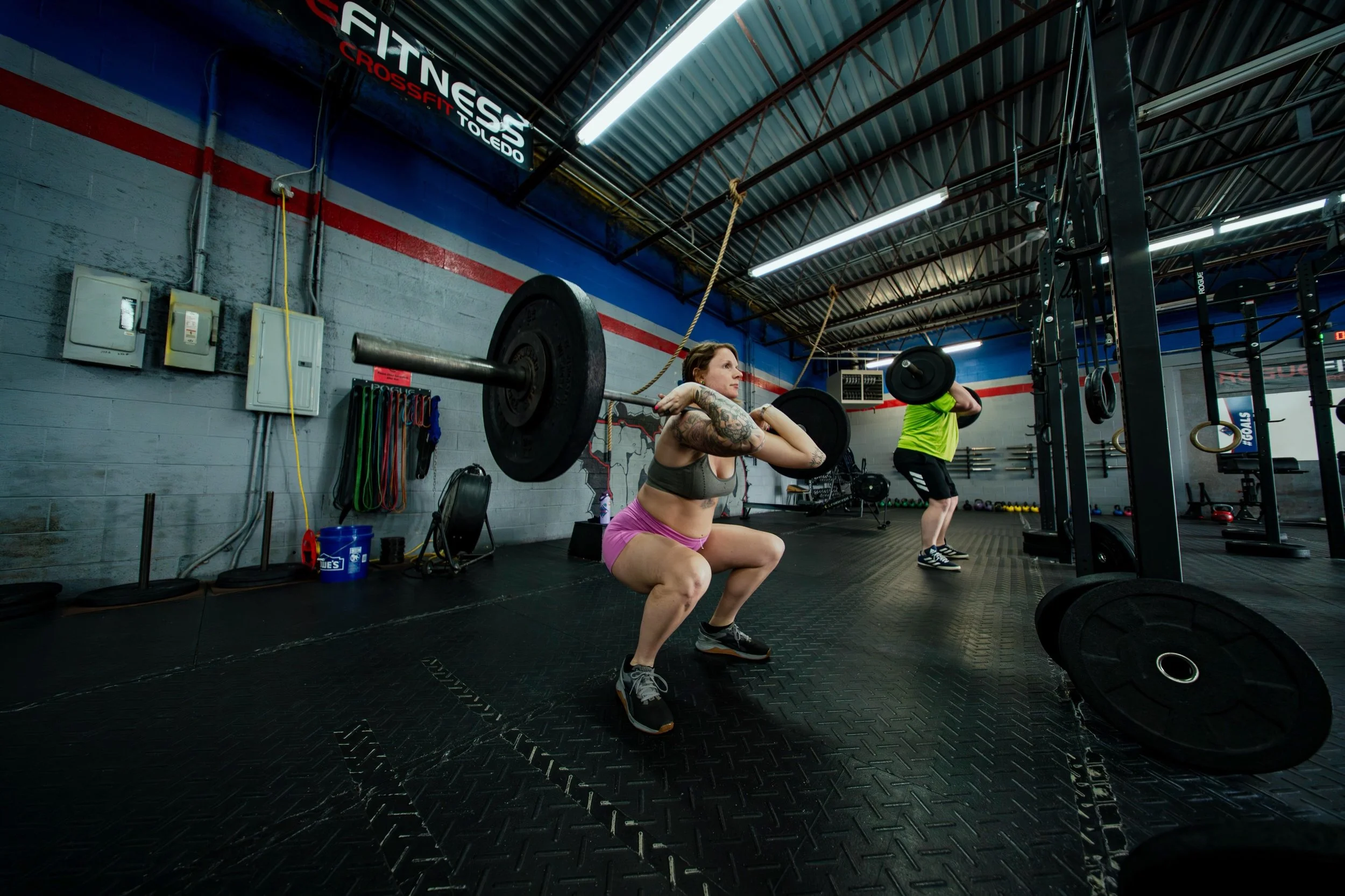 Front squats are one of the most effective movements in CrossFit for building strength, improving posture, and developing powerful legs and core stability. Because the weight is carried in the front rack position, front squats challenge your balance,