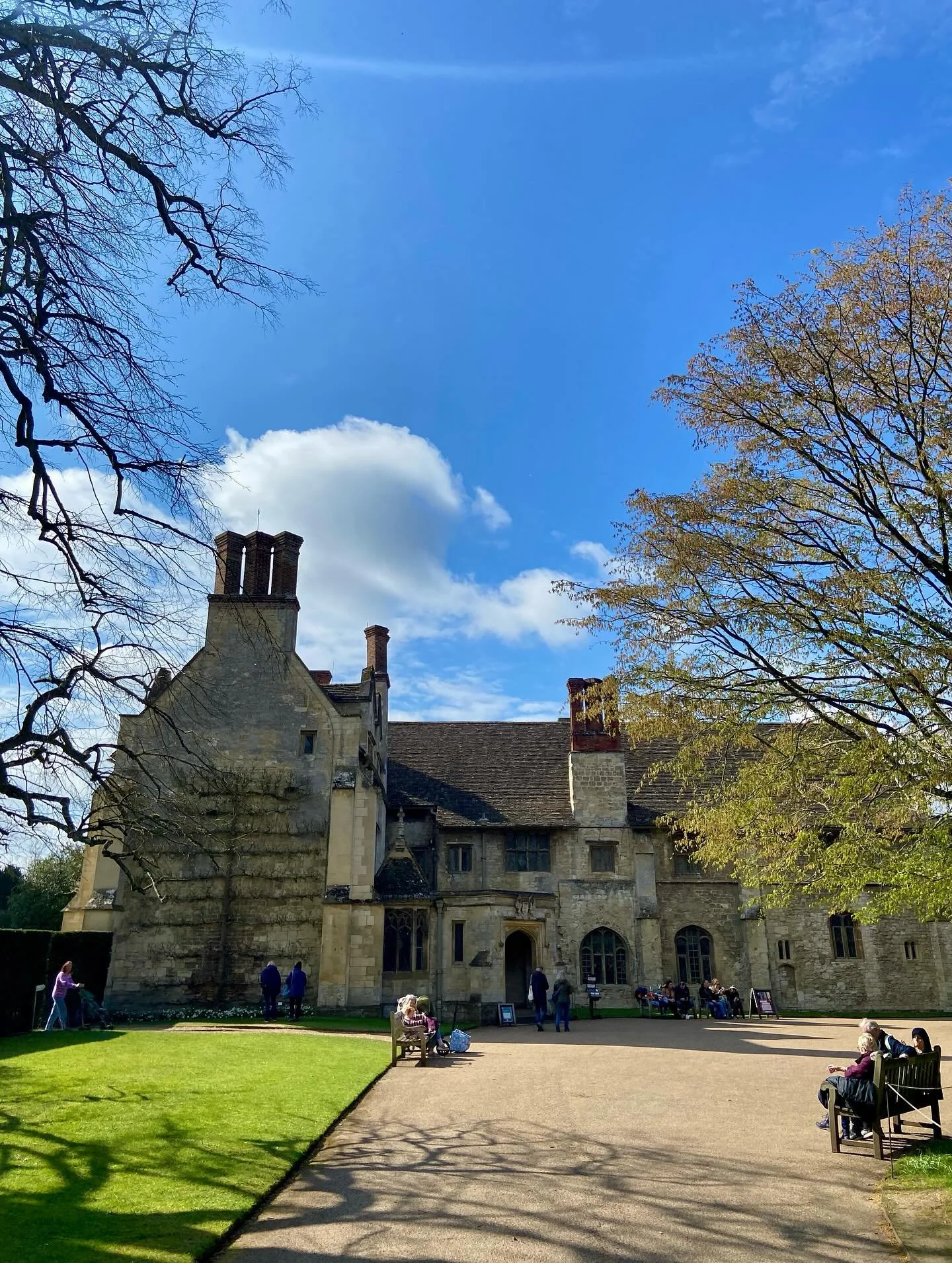 Loved our visit to @angleseyabbeynt yesterday ❤️ Such an amazing house and the gardens are stunning too! We learned a ton of interesting facts from one of the volunteers (thank you!), I managed to spot a Landseer painting - have been on the lookout s