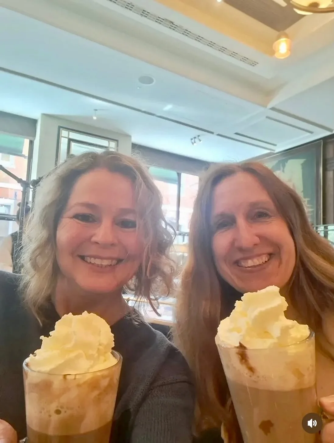 Brilliant afternoon catching up with the wonderful @tracyreesbooks in London today! And yes those are hot chocolates with whipped cream! 🤗 We chatted up a storm and could have easily talked another whole bunch of hours ❤️ Enjoyed some lovely shoppin