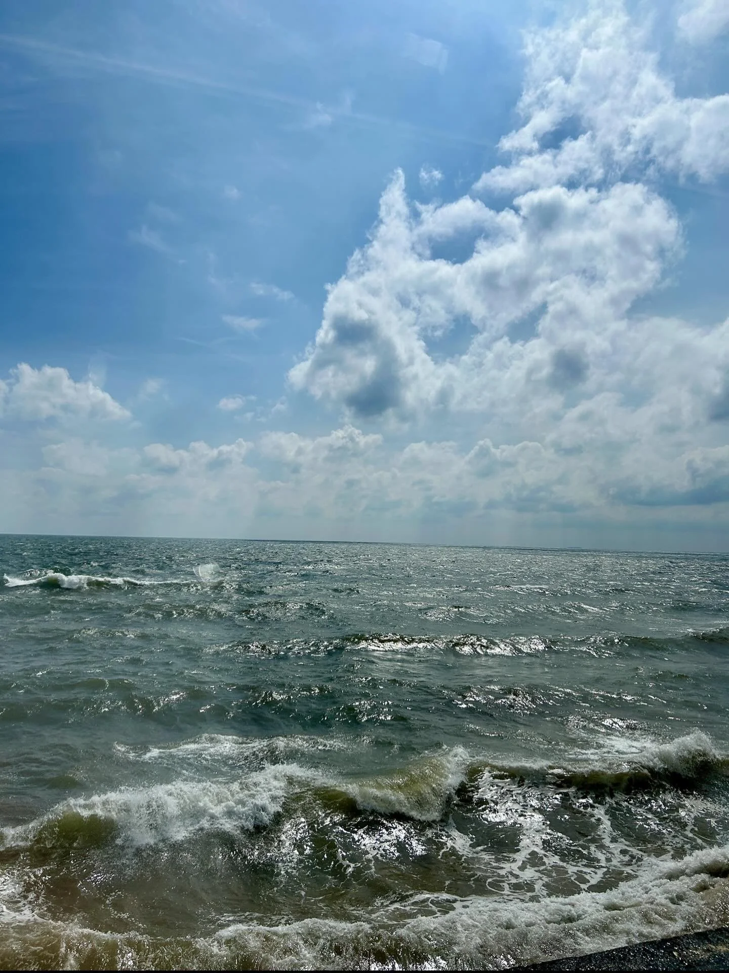 View from the train window just a little while ago 🌊🌊🌊 When you know my debut novel is called THE SEA CHILD you can imagine I absolutely love this train ride to my favourite place, Cornwall ❤️ Most of the time we take the car to Cornwall but on th