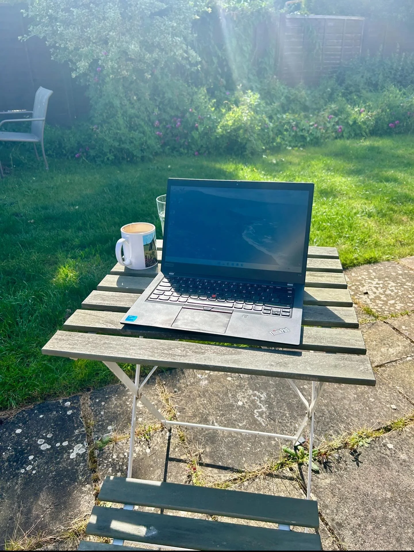 Such gorgeous weather! This has been my desk today (Ikea bistro table! Very recognisable to many I expect 🤗) ☀️ Now taking a break for the weekend and after that we are off to the Netherlands to see my family for the school half term break. It looks