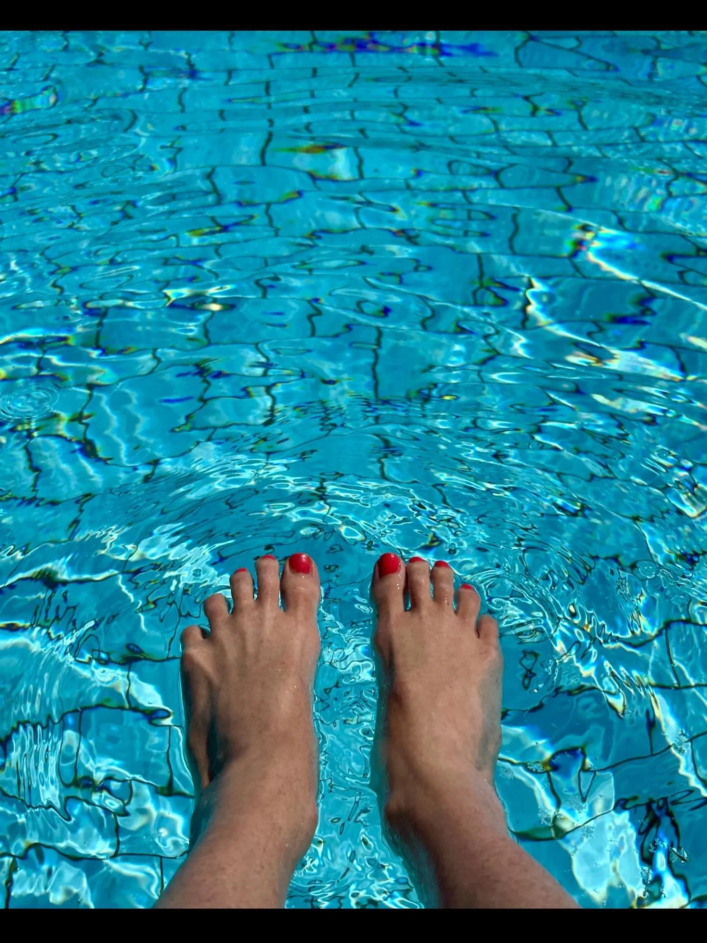 It's not the ocean but in this weather it is a good second option and I'll take it! 🌊 Proper heatwave temperatures in Twente, the Netherlands yesterday (35 degrees C!). We're enjoying the pool, lovely walks late in the day when it has cooled off and