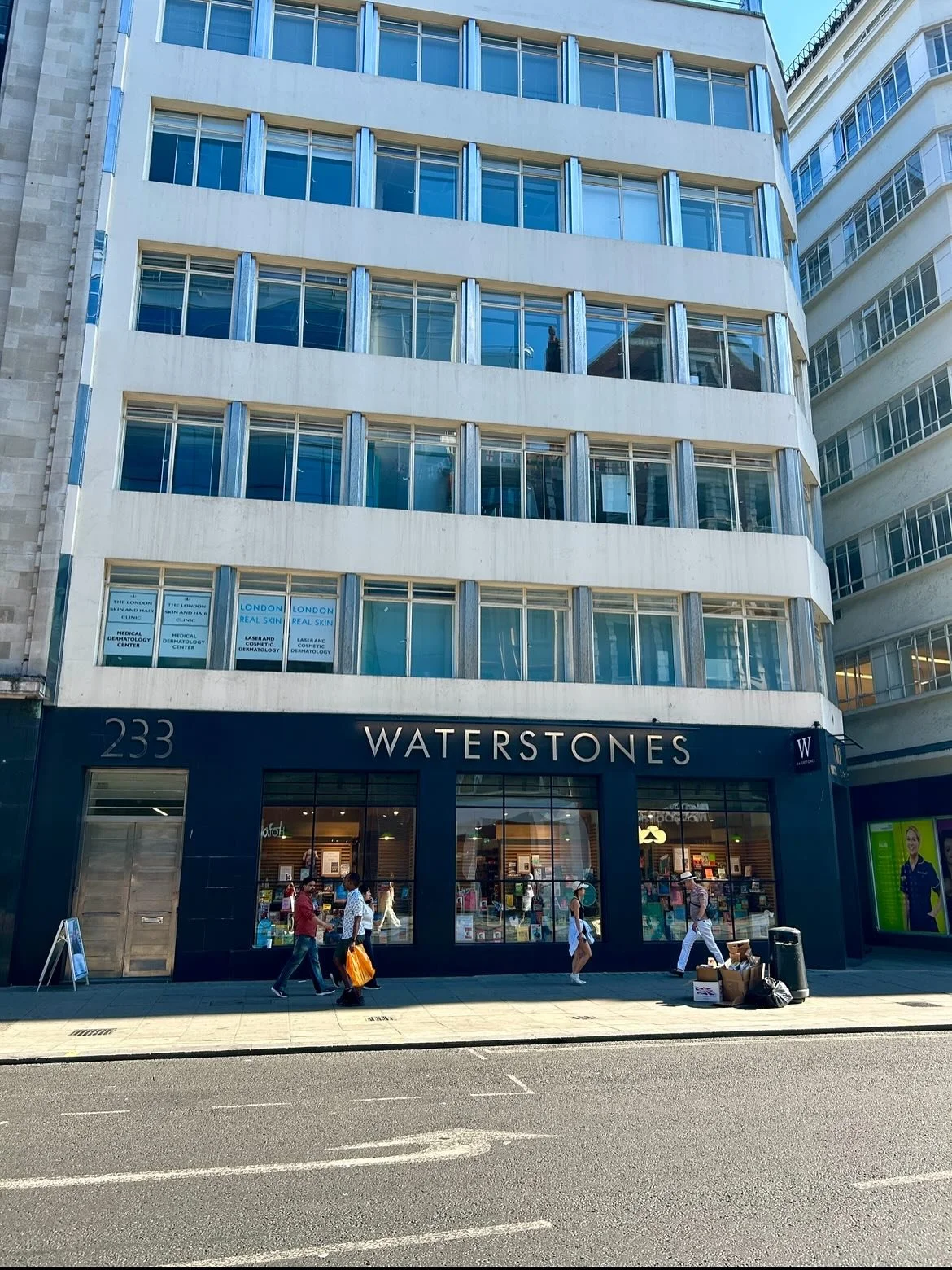 Wonderful day in London this weekend with my 14 y.o. We did lots of shopping, including at one of my favourite Waterstones @waterstoneshighholborn 📖❤️ Today I got some more copyediting and some more writing done. Hope you're having a great start to 