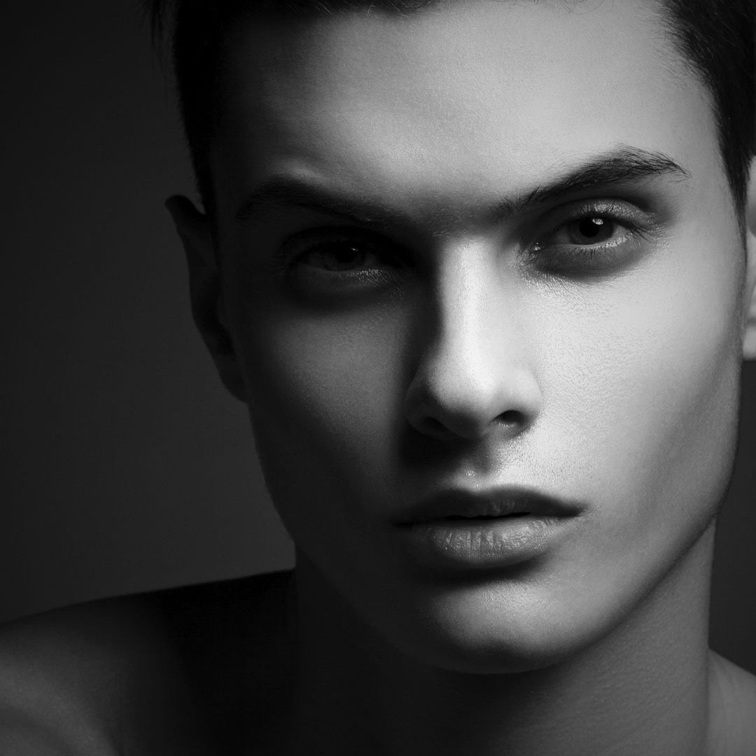 ♟️Maddox Hathorne is everything Alice Knightly doesn&rsquo;t need, yet he's everything she wants. At his best, he is eccentric; at his worst, he's psychotic. She's also the only person in Wonderland who's not afraid of him, and when he sets his sight