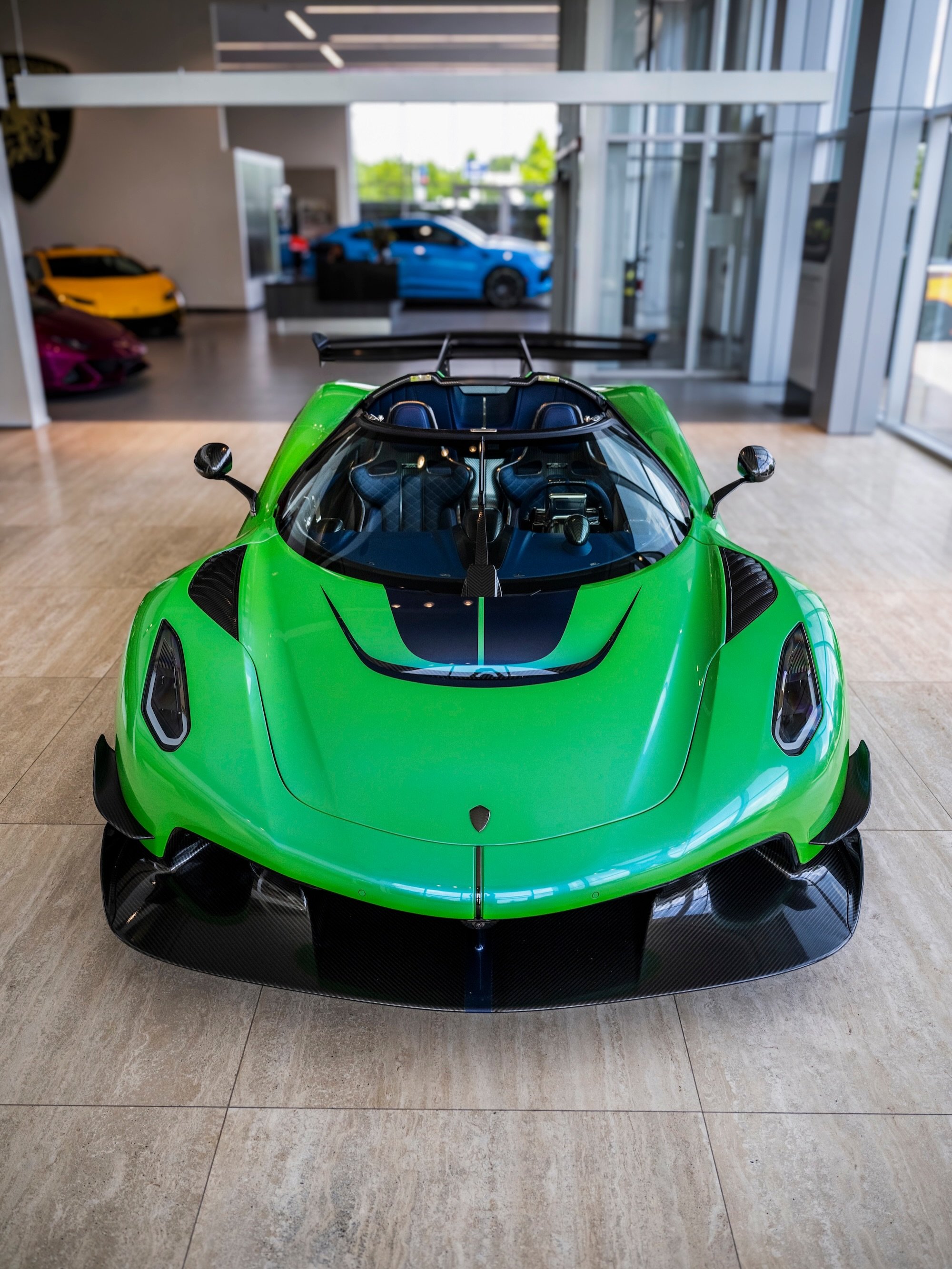 Another stunning Koenigsegg Jesko has landed in Canada! Last week I had the opportunity to join @lamborghini.alex at @koenigseggcanadaa to photograph the delivery of this Jesko Attack to a long time friend.

The exterior is finished in a custom shade
