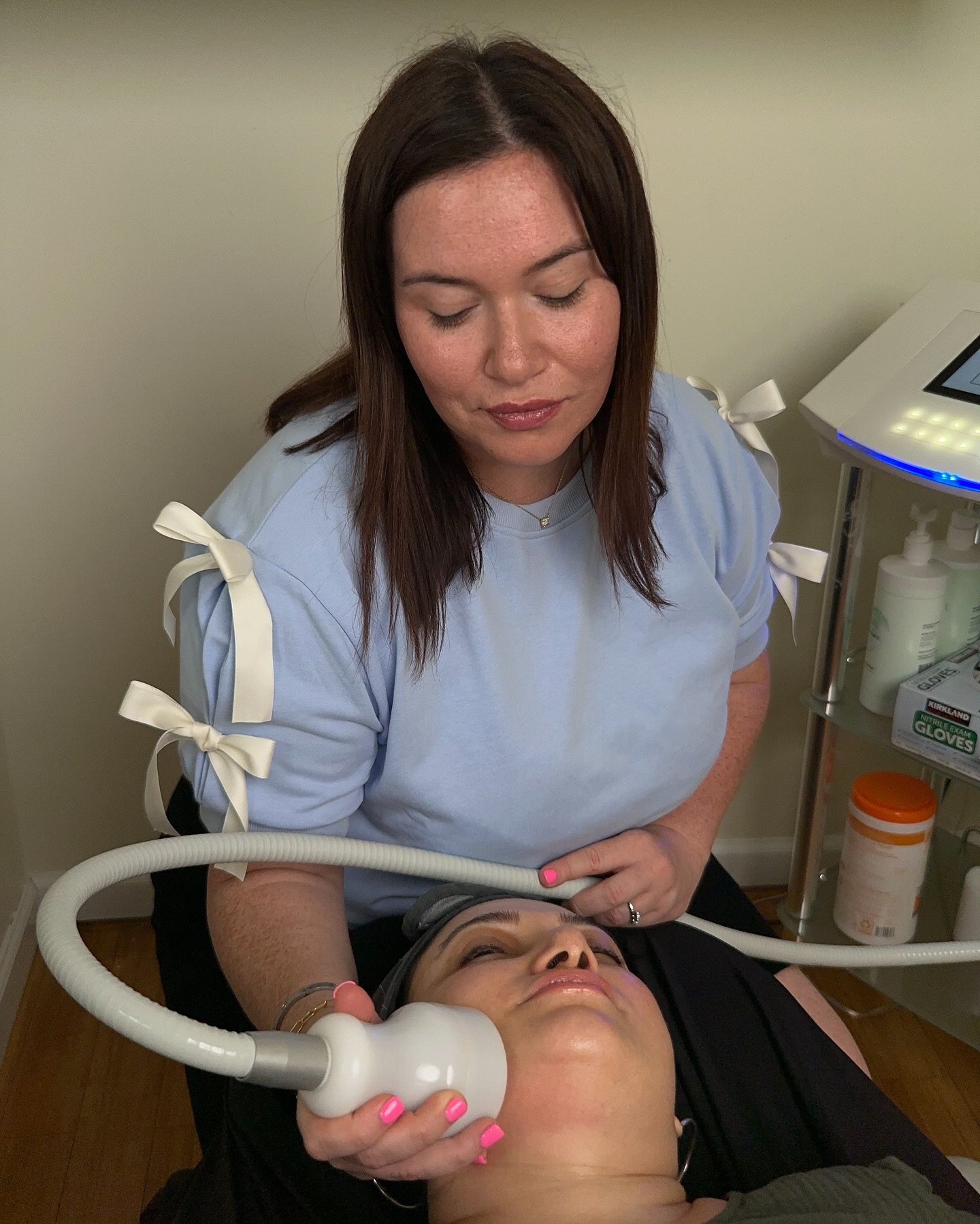 Most popular and requested facial 💆🏻‍♀️
⠀
Introducing the Cryoskin Facial:
The Cryoskin Facial is amazing for helping smooth fine lines and wrinkles, improve collagen production, and tightening the skin from the base of the neck all the way to