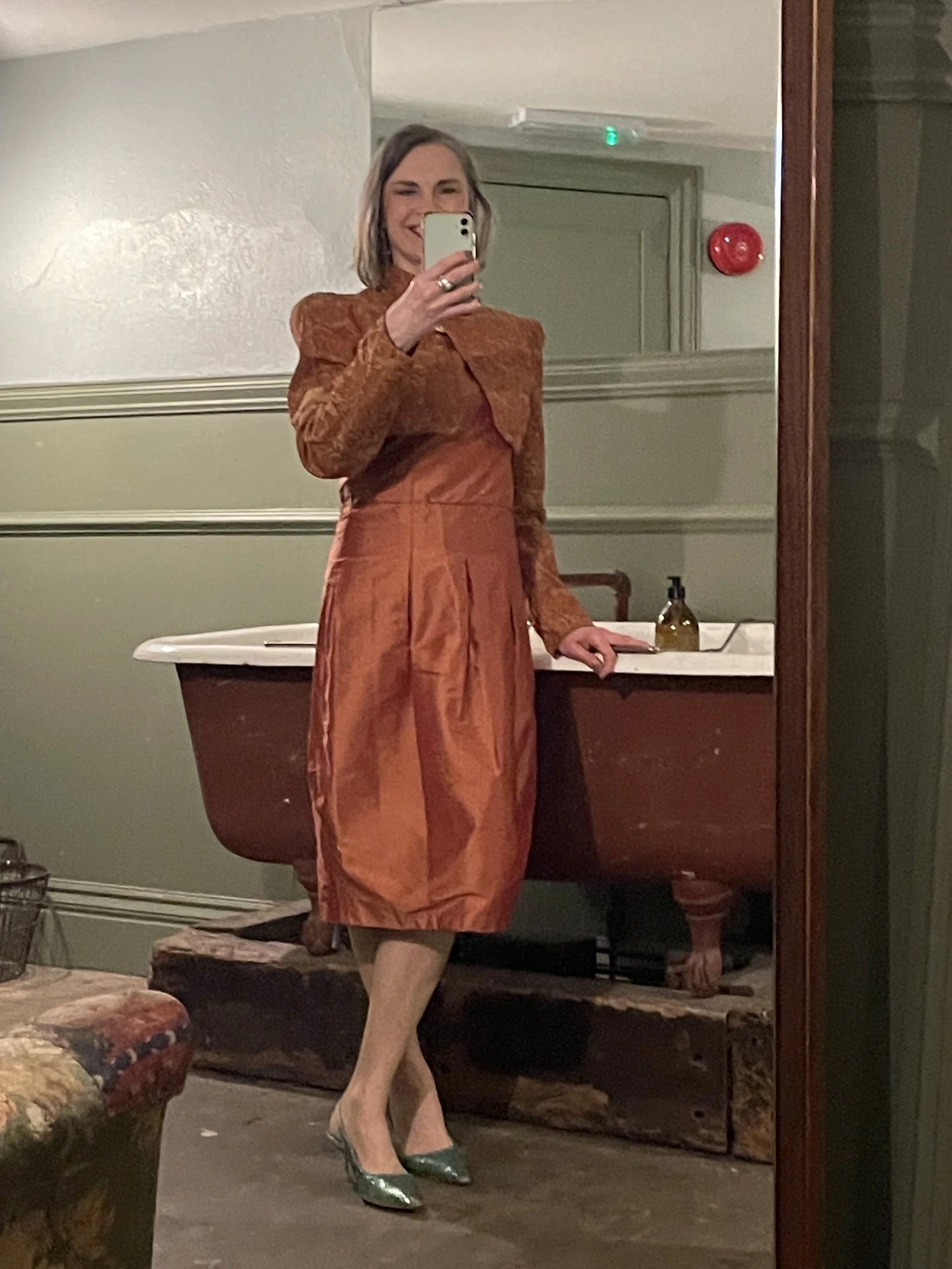 Zoe Parker Wedding Illustration selfie in bathroom at venue.JPEG