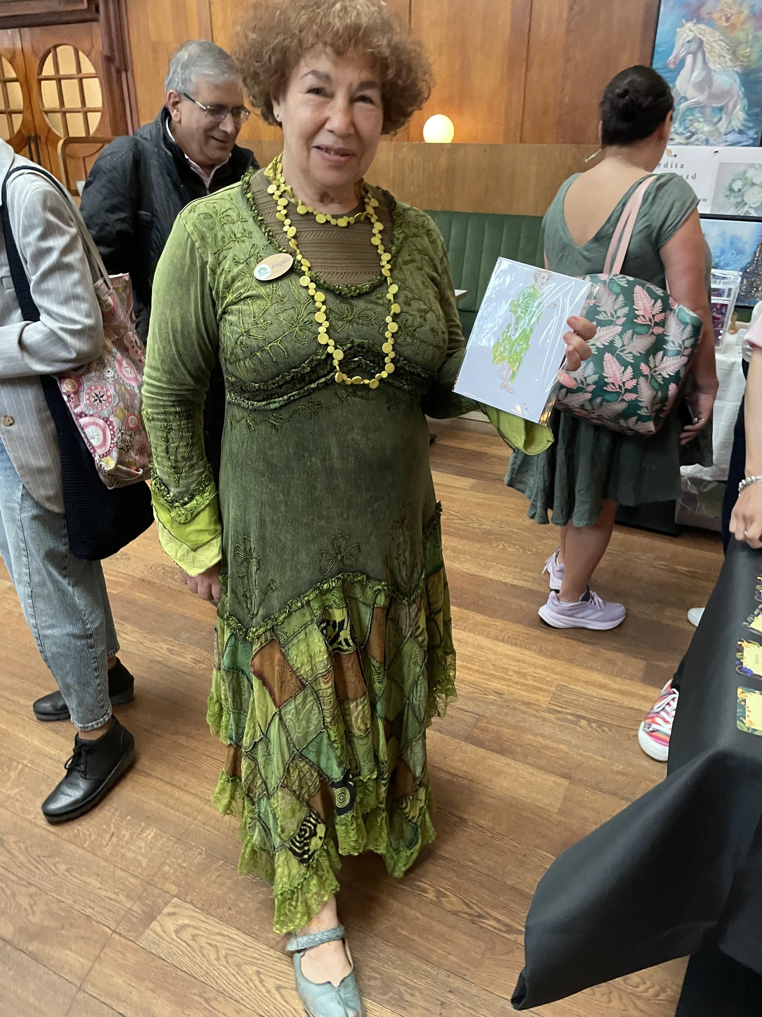 Bromley Ladies Who Latte Business Showcase Live Illustration woman in green dress holding pic by Zoe Parker Illustration.JPEG