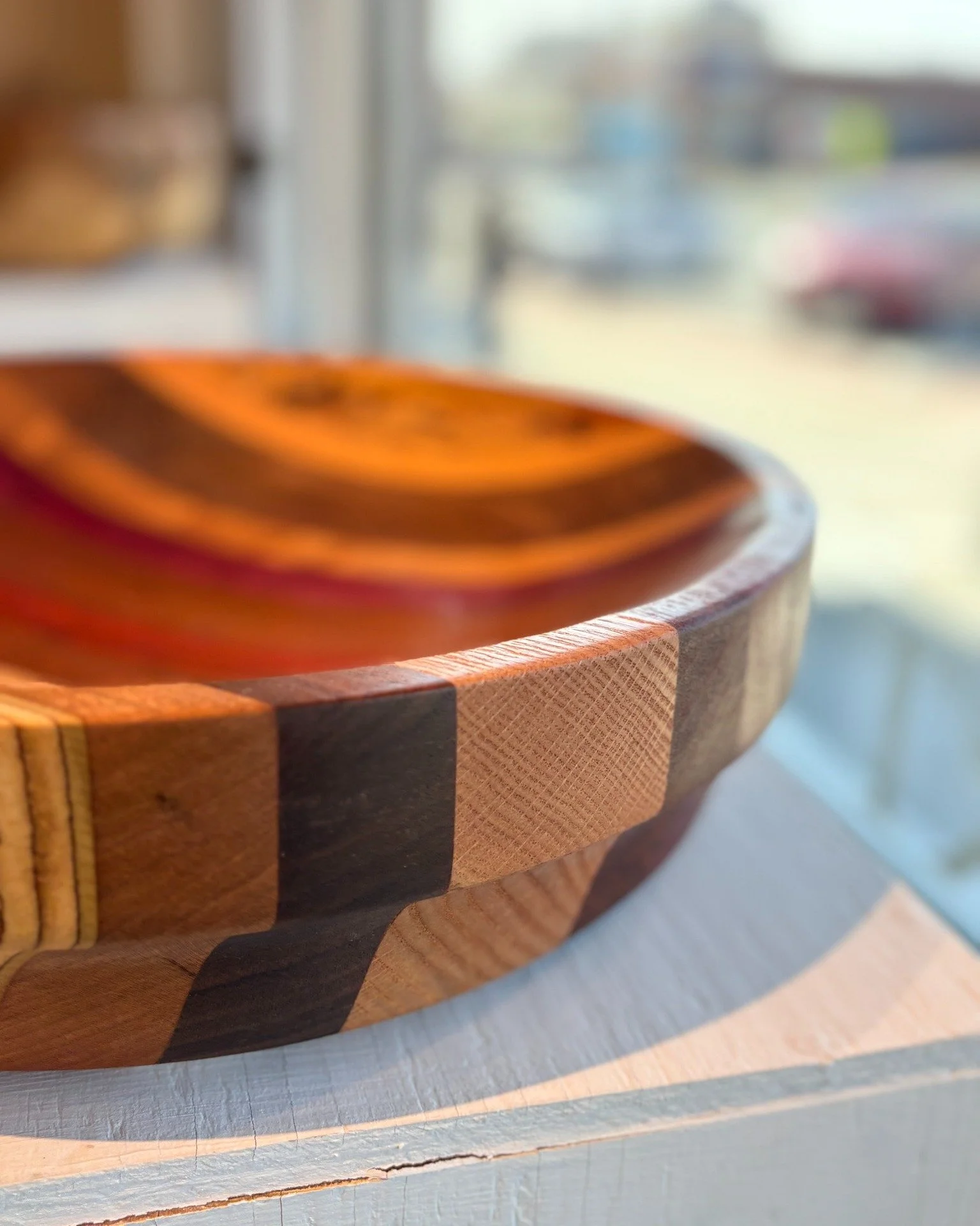 Bowl and wood lovers...check out this gorgeous work by Stephen Meyer.
You can see them from the window, but you really want to get close to appreciate the quality. 

#stephenmeyer #parkvillemo #thefusionatparkvilleframegallery