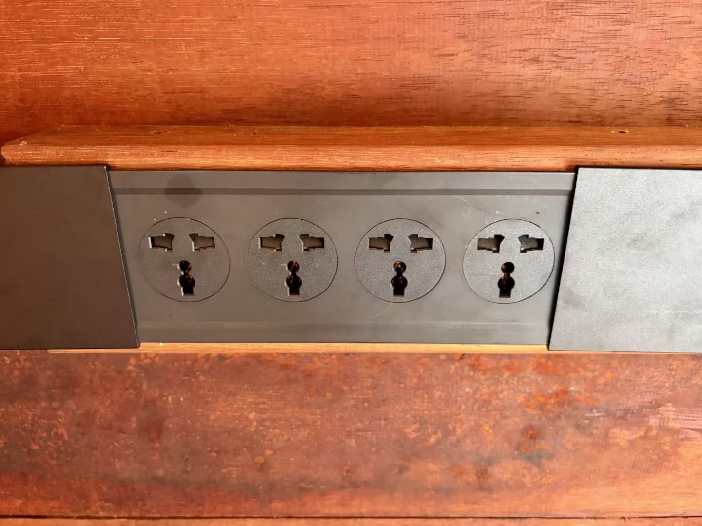 Desk with four international power outlets at ipyum.jpeg