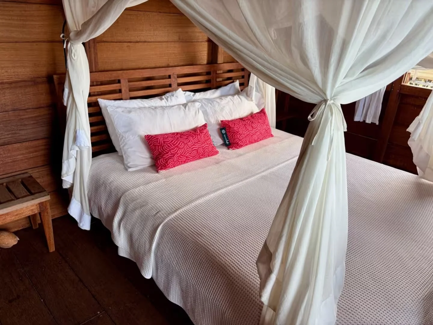Overwater guest house king canopy bed at ipyum.jpeg
