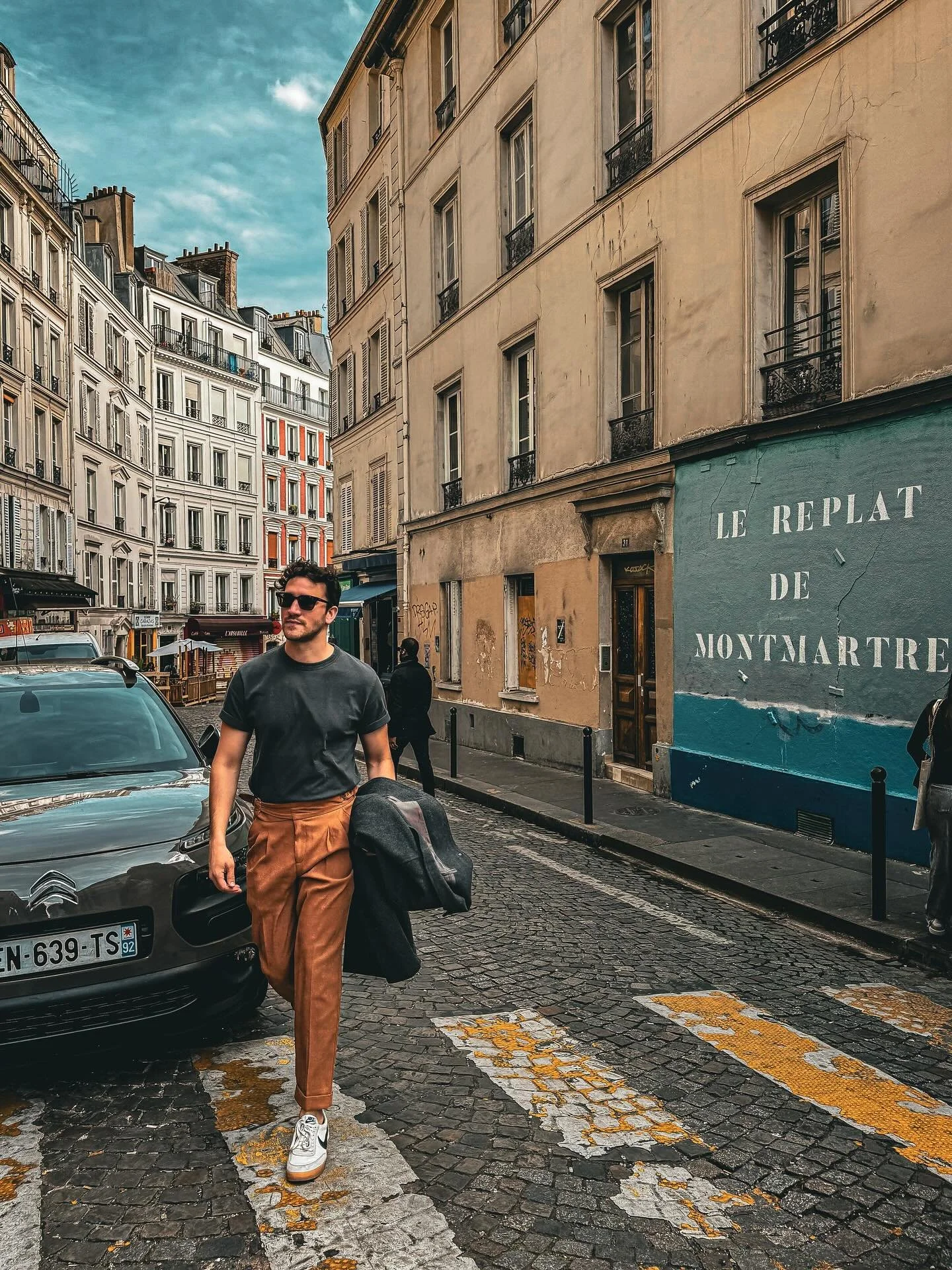 Do we think The Louvre takes offense to being pinched?