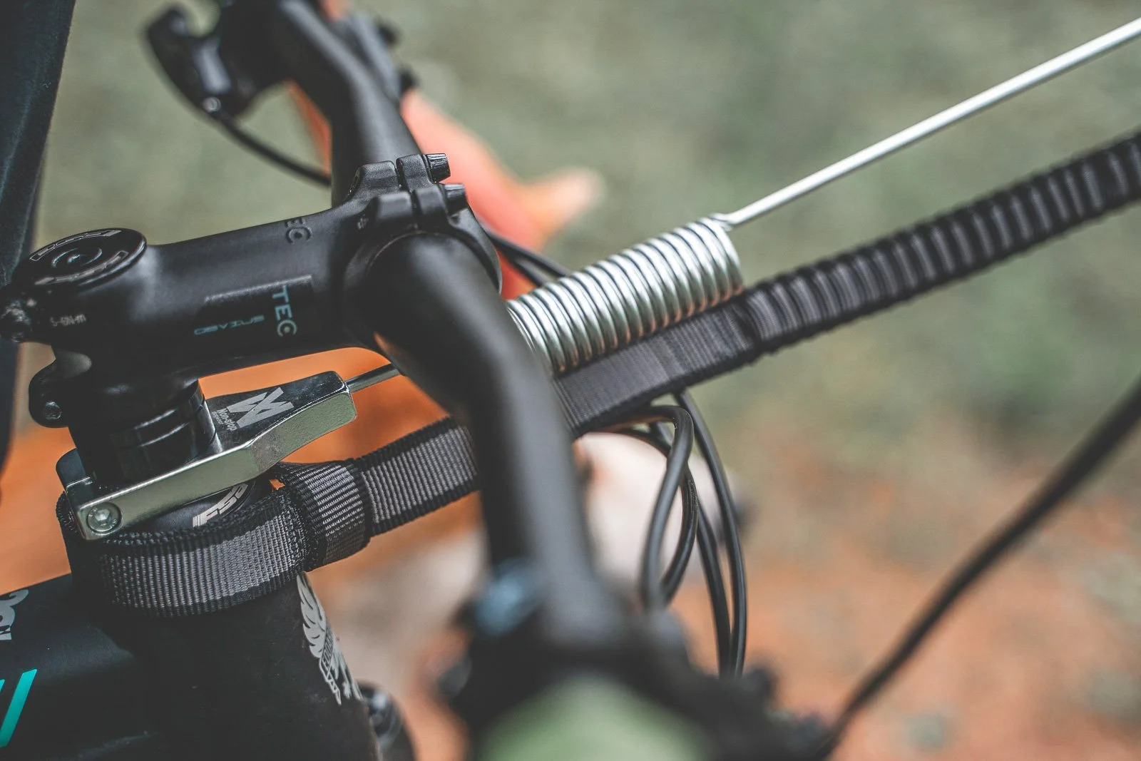 BikeAntenna_Gray_1000_02_Lifestyle.jpg