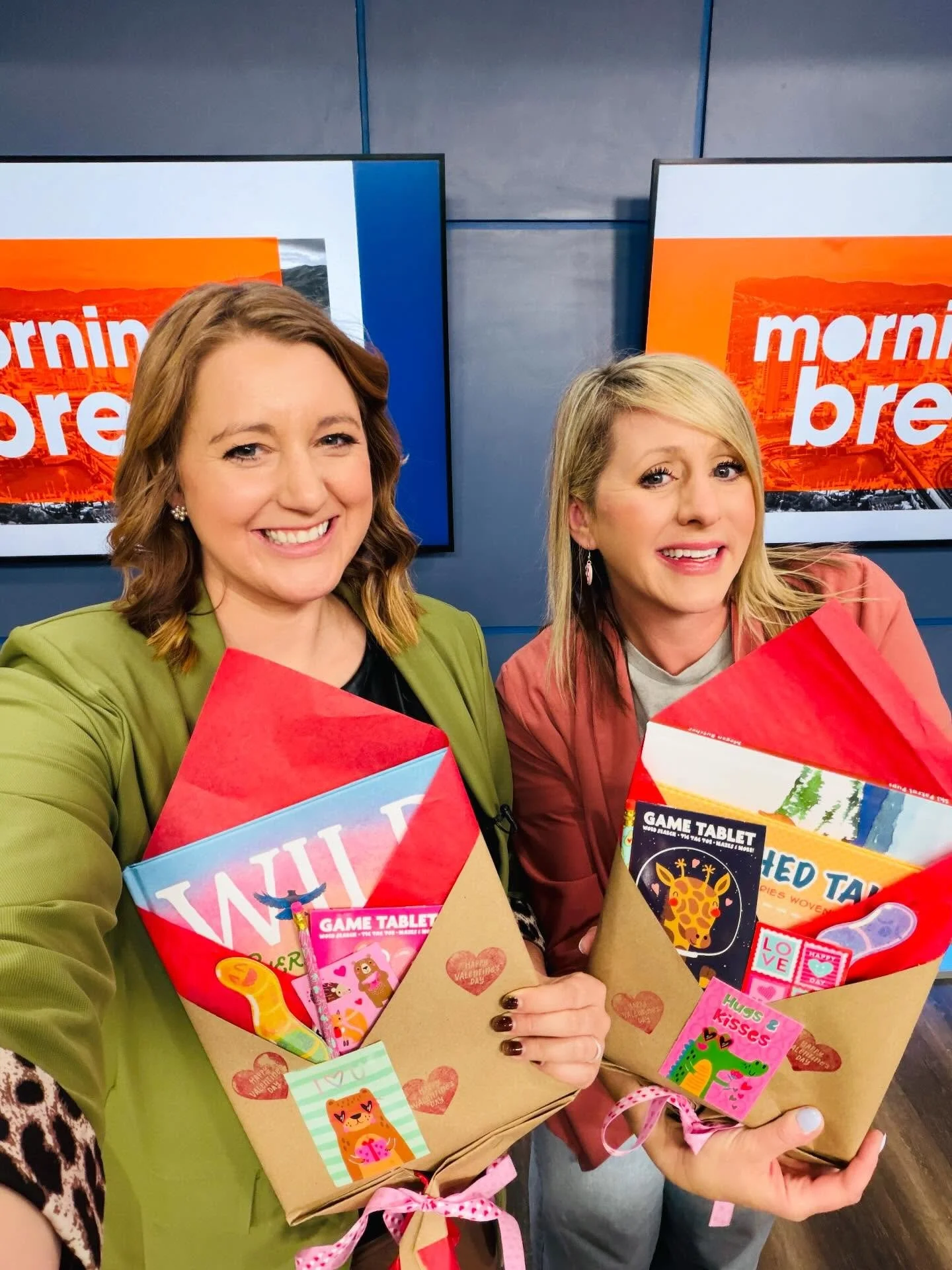 I taught @kateyroshetkotv how to make Book Bouquets on @kolo8morningbreak today! 💐📚💖 

Join us TOMORROW Saturday, February 7 for a very special fundraiser benefiting @spreadthewordnvnorthern 🎉 If you don&rsquo;t know who Spread the Word NV is, go