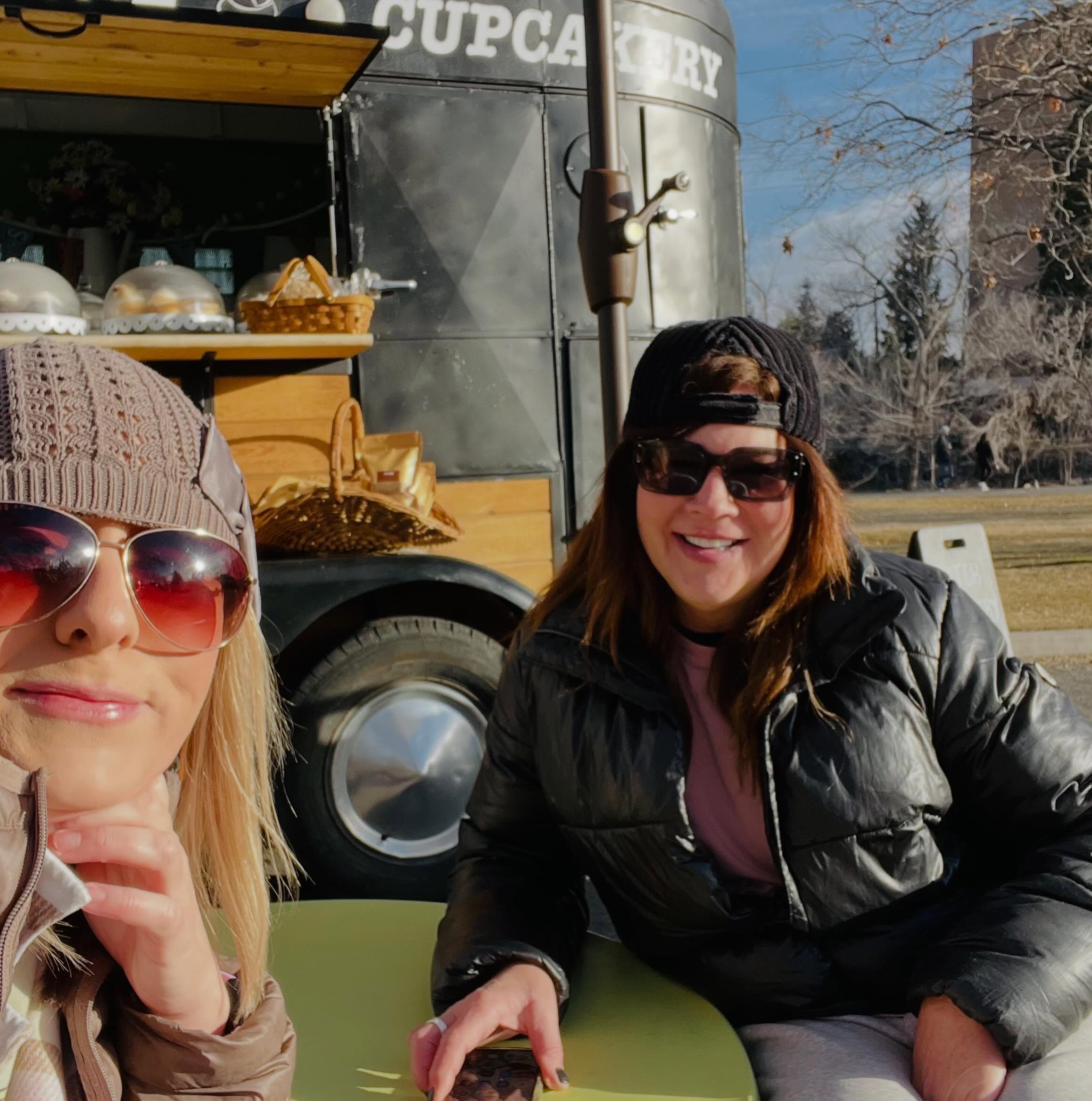Do you know this queen?! (No, not me on the left 😅) This is Anne, and she is the OG woman-in-business of Reno, NV (imo!) 👑🧁 She started the iconic @batchcupcakery nearly two decades ago (as a single working mom!) during the RECESSION after watchin