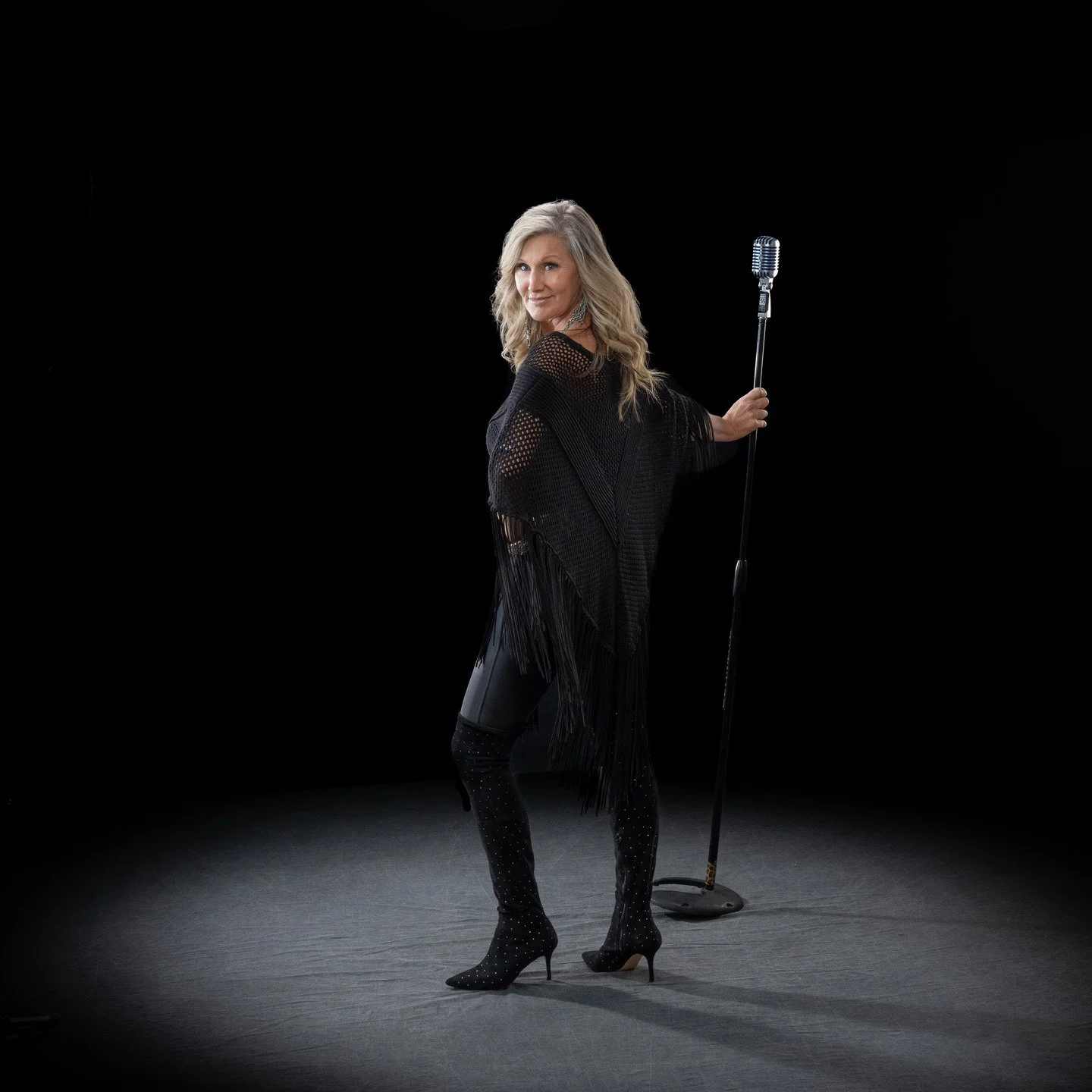 Singer Michele Linn arrived in my studio this afternoon ready to go. We had a wonderful time talking, comparing notes about family and who we know. The time flew by as we created more beautiful images for the Jeremy Wilson Foundation. @
michele.l.lin