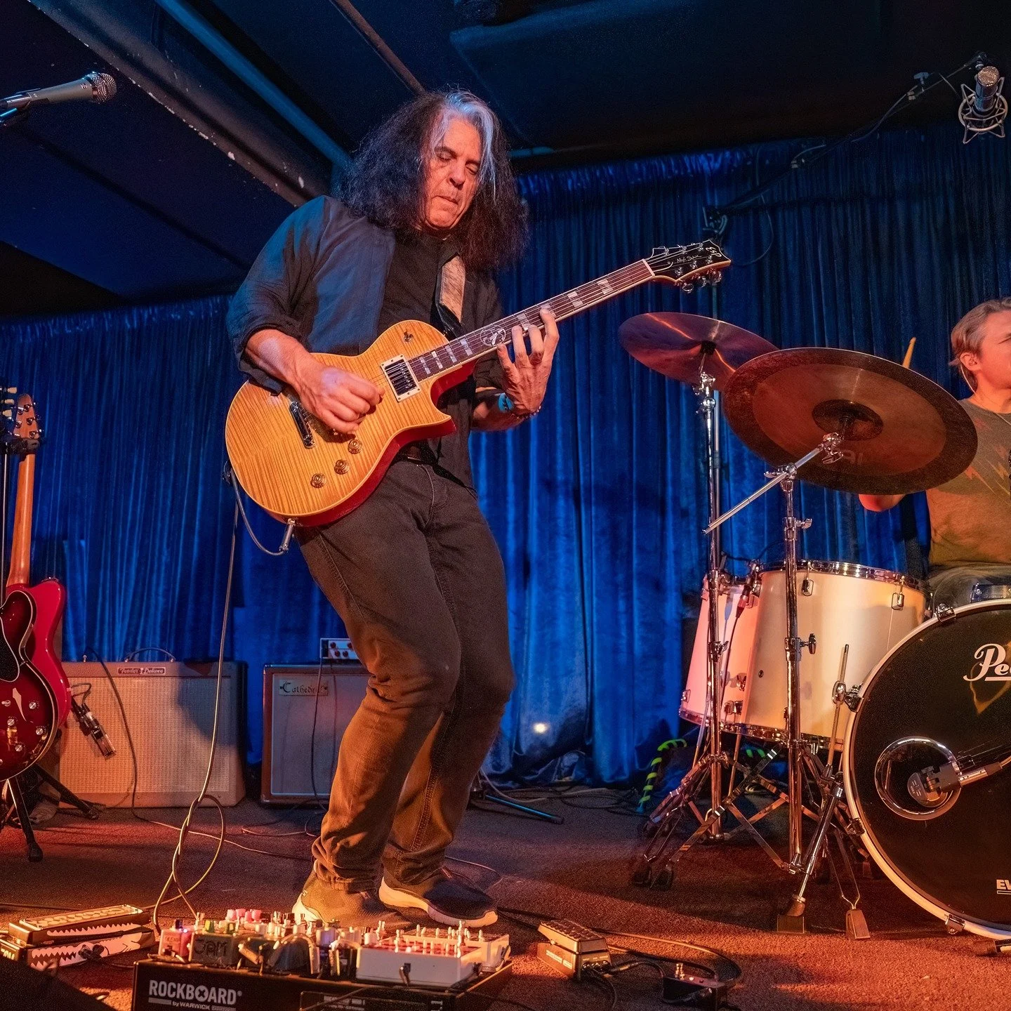 Genre bending guitarist Alex Skolnick passed through Portland's Jack London Revue last night. He and his trio played before a packed house demonstrating why they have received international accolades for their amazingly creative style that blends jaz