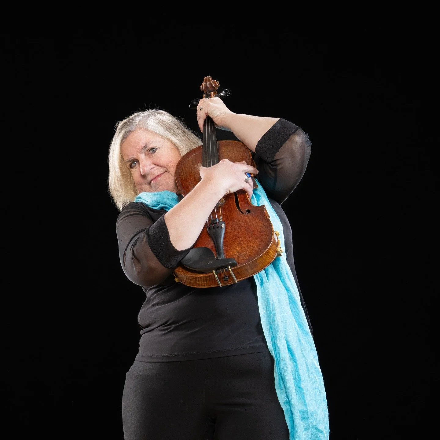 When Shauna Keyes, who performs with the Portland Opera, the Eugene Symphony, Orchestra Nova and the Oregon Ballet Theatre told me she had been a rock and roll musician, I could not resist THE idea. A first class classical musician, doing her best ro