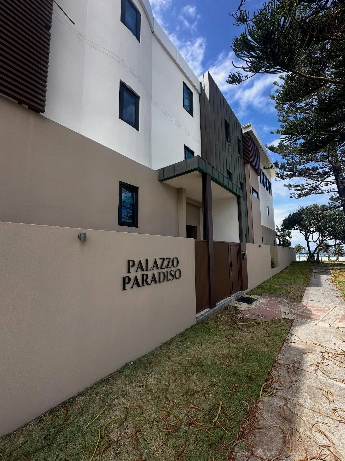 Hedges Avenue project complete ⚡️

Electrical works carried out on one of the Gold Coast&rsquo;s most premium homes &mdash; delivering clean, high-end results to match the calibre of the property.

Scope focused on a laundry &amp; library renovation,