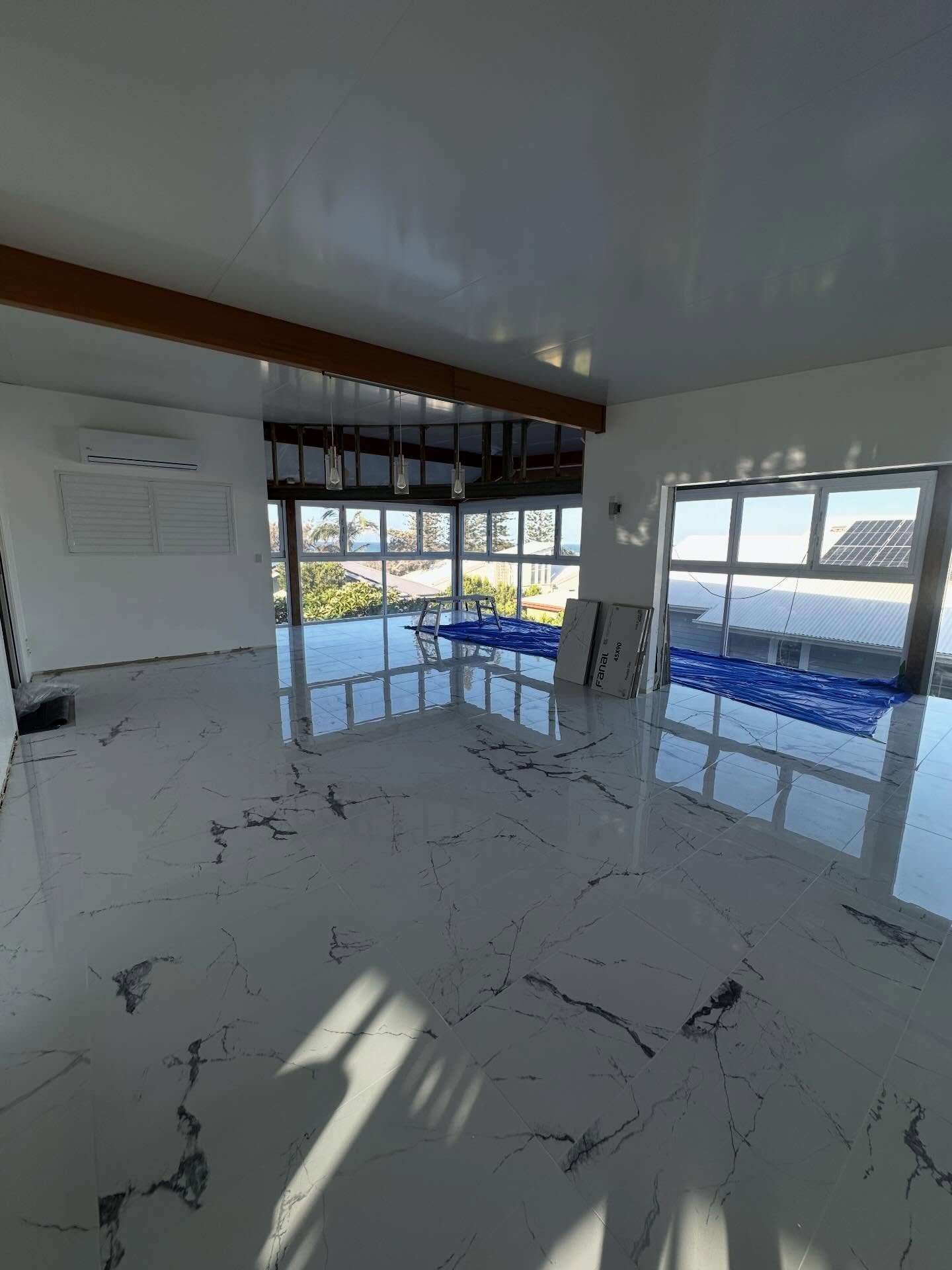 Shelly Beach Renovation 🌊

What started as a routine renovation quickly uncovered hidden issues that needed to be addressed properly.

Working alongside Mackay Glass on the installation of new third-storey bifold windows, we identified significant w