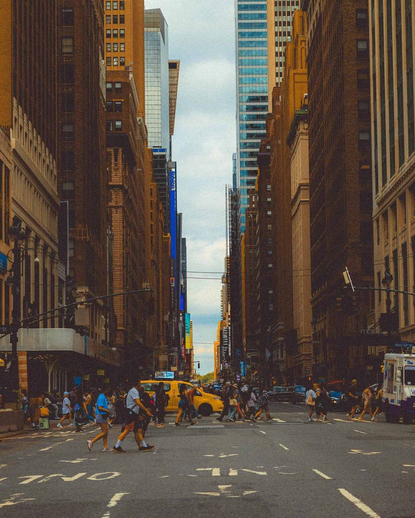 🌆🚶🏻🚶🏼&zwj;♀️🚶🏽&zwj;♂️🌆 
&bull;
&bull;
&bull;
&bull;
#nikon #nikonphotography #nikonusa #nikonz8 #z8 #newyork #newyorkcity #streetphotography #people #buildings #skyscrapers