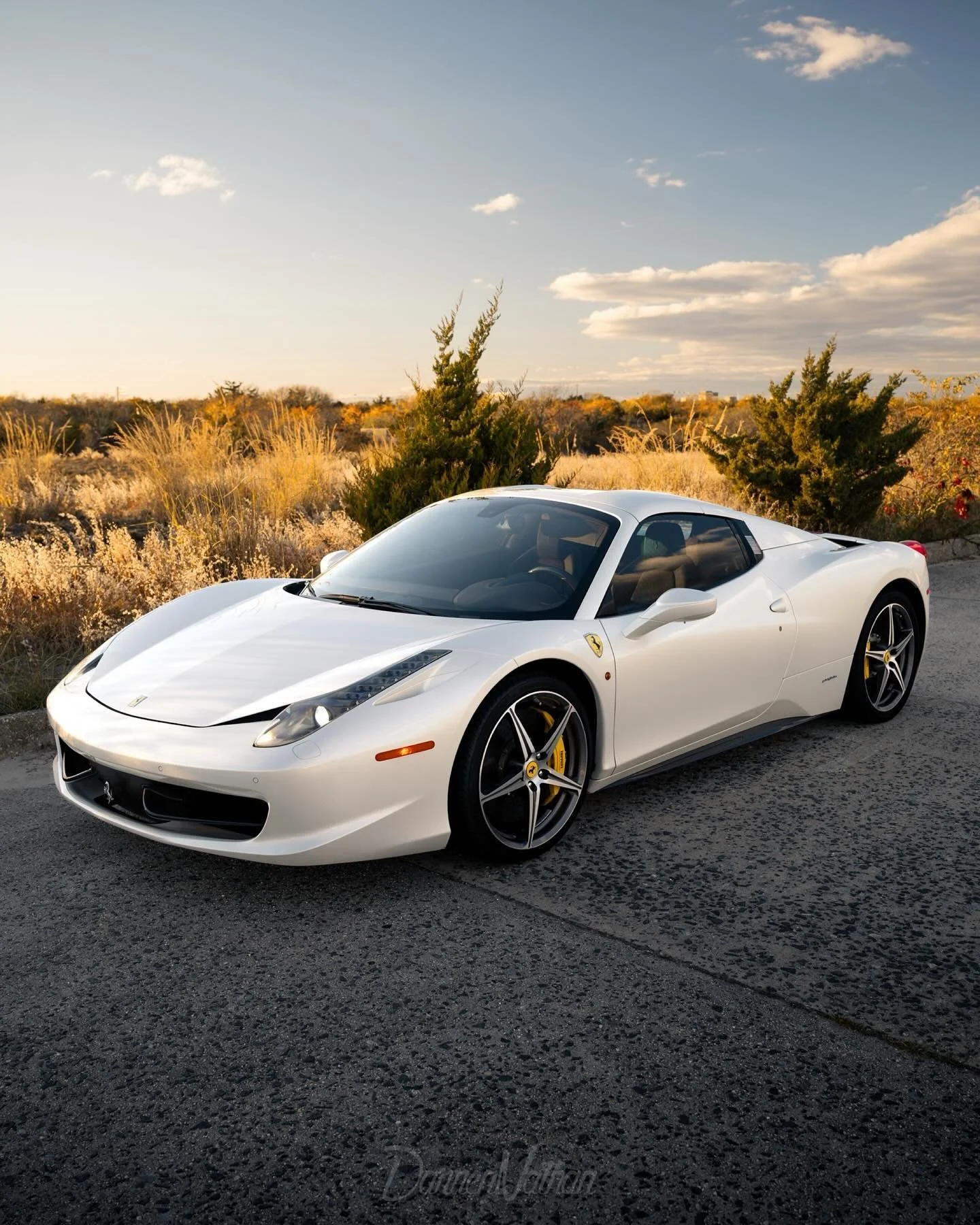 Doesn&rsquo;t get much better than sunset with a 458🌤️
Shot a couple weeks ago with @mikeyg_tv when the weather was a bit nicer doing some testing for the spring👀