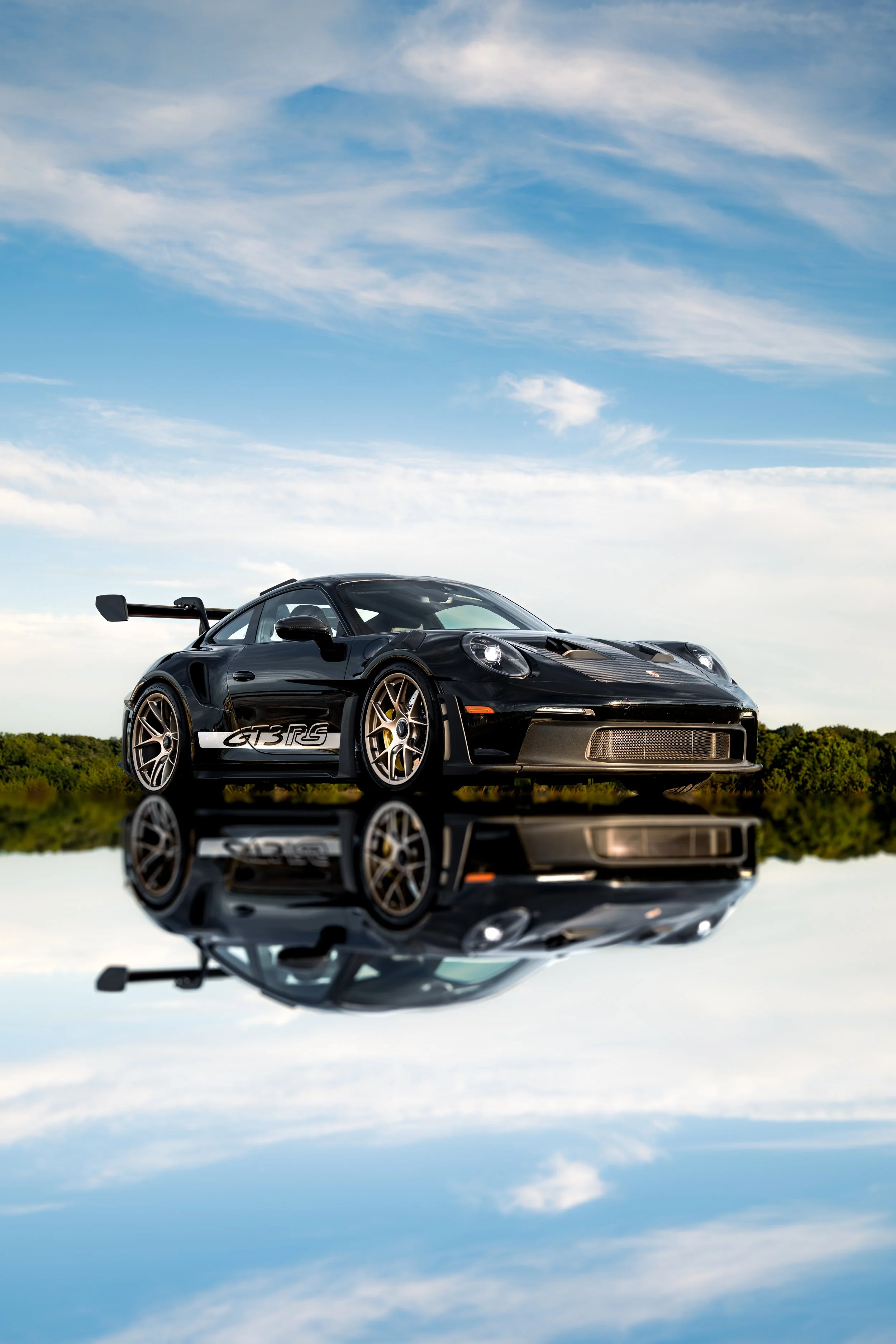 Mirrored image of a Porsche GT3 RS