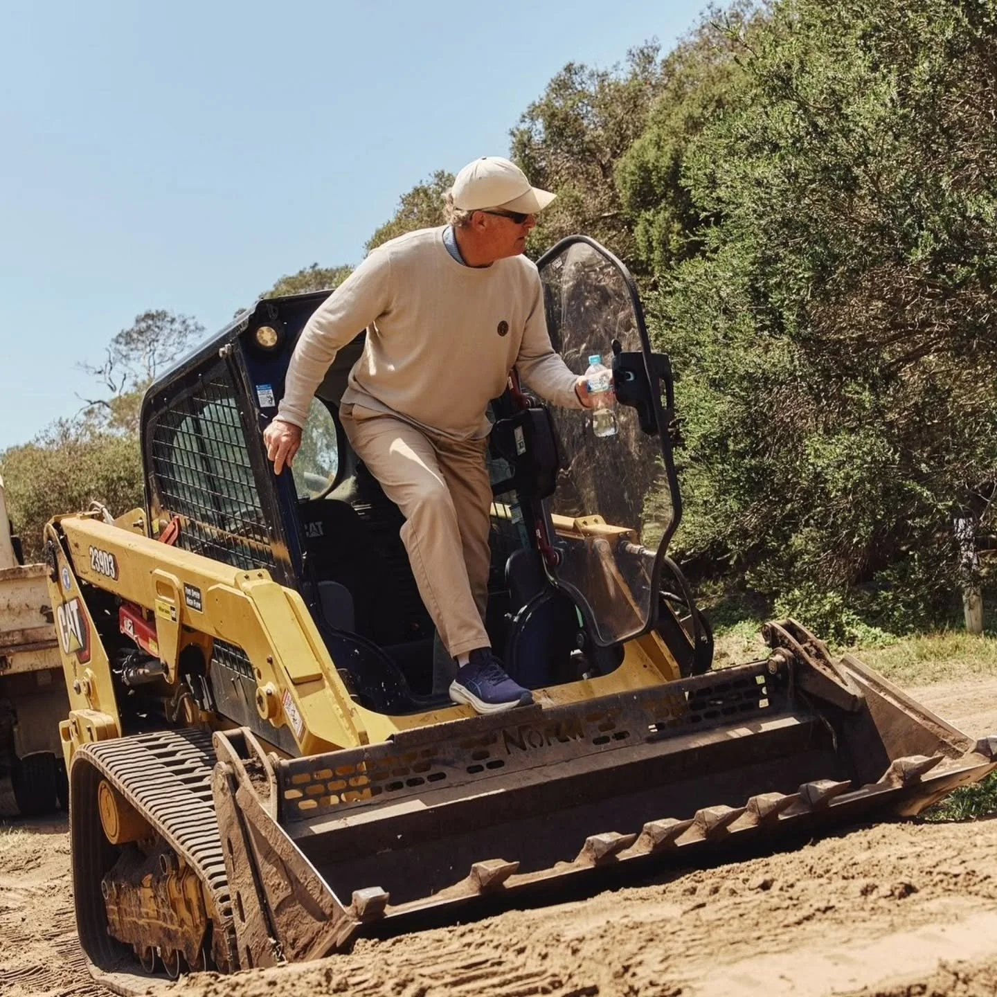Both Mikes were on site yesterday. @devries_designs_golf couldn't resist an opportunity to help reshape the 3rd green's surrounds.

📷: @portseagolfclub