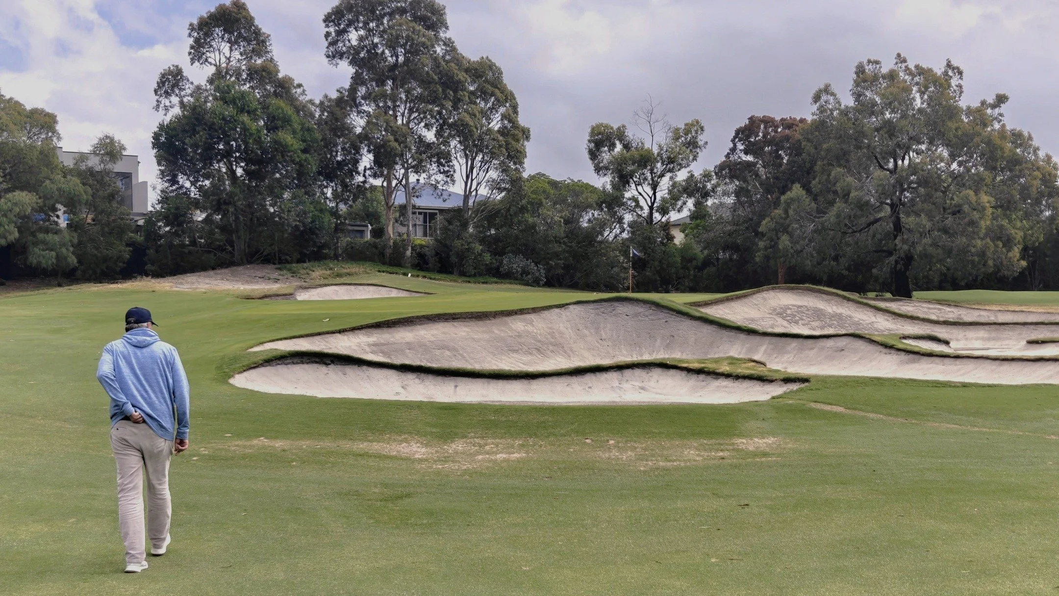 Sandbelt tutorial part 105. A brisk walk around Yarra Yarra with @mike_clayton_golf. 

"Want to see a tough par 3?" he asked with a wry grin. He then introduced me to the 11th. A steeply back-right-to-front-left green defended by a sea of b