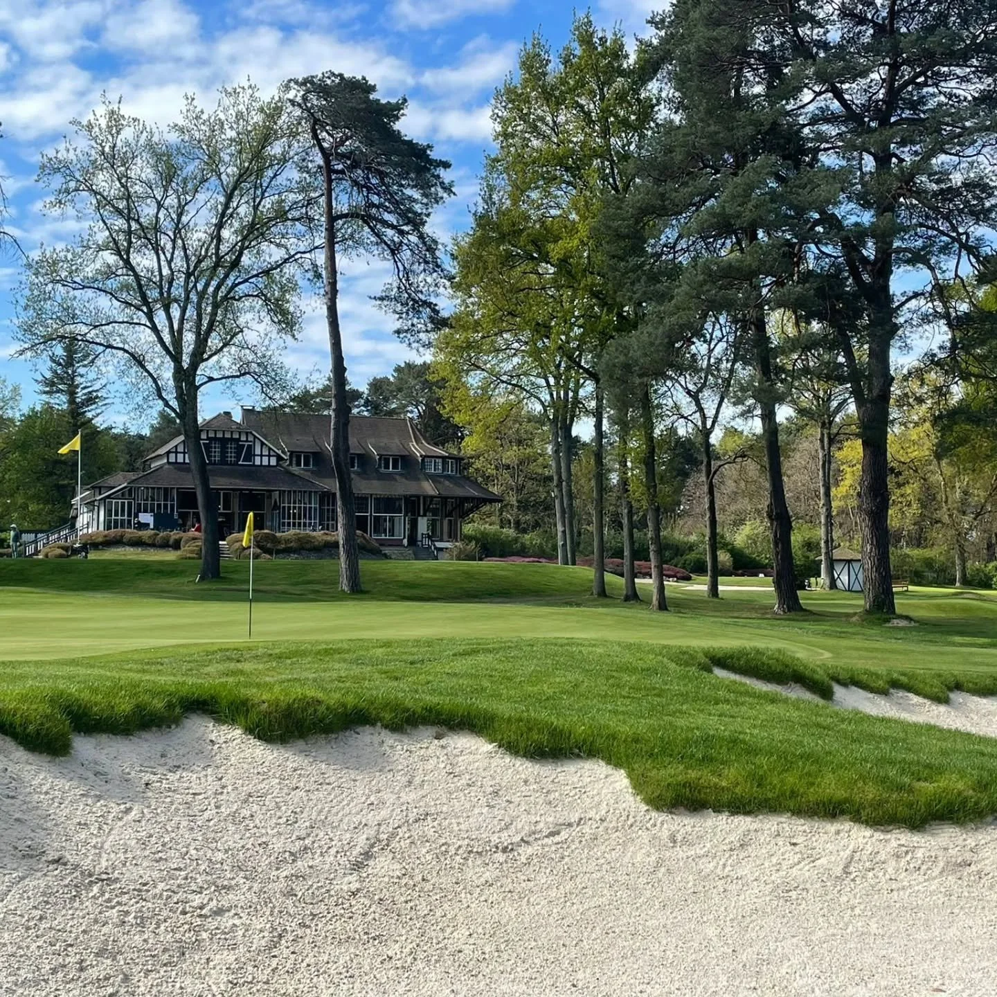 Today's inspection of the newly re-bunkered 18th by agronomist Alejandro Reyes with Cyril and Jeremie of the greenkeeping team.

📷: Alex Villet