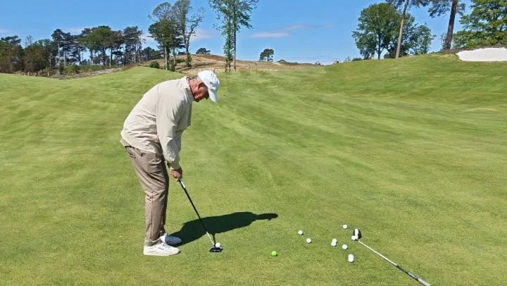 @mike_clayton_golf trying to reach the elusive top tier of the newly restored 7th green from 85 yards. You may not see a longer backswing with a putter this year.