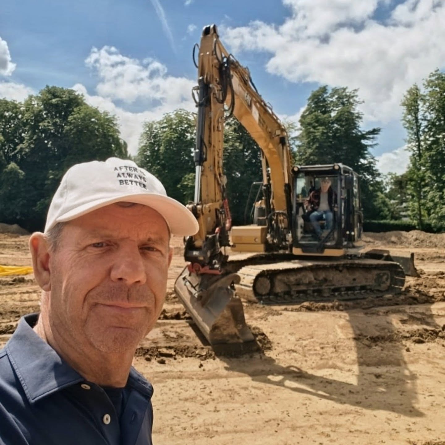 Work has now begun in earnest at St Cloud.

Frank on site alongside shapers Louis Bussemakers and Jamie Willis, and CM Guillaume Grall.