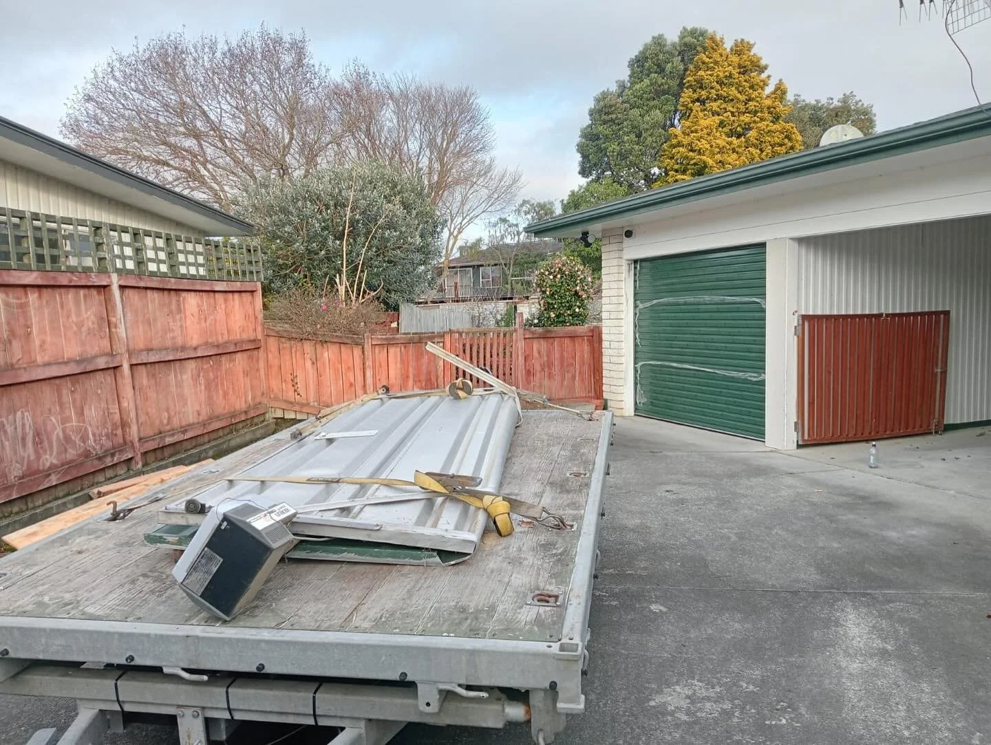 🚪 Tired of that broken garage door?
Say goodbye to the eyesore and hello to smooth operation! 💨

SEBO Building just upgraded another client&rsquo;s home with a brand new, durable garage door and it looks 🔥.

Need yours replaced? We&rsquo;ve got yo
