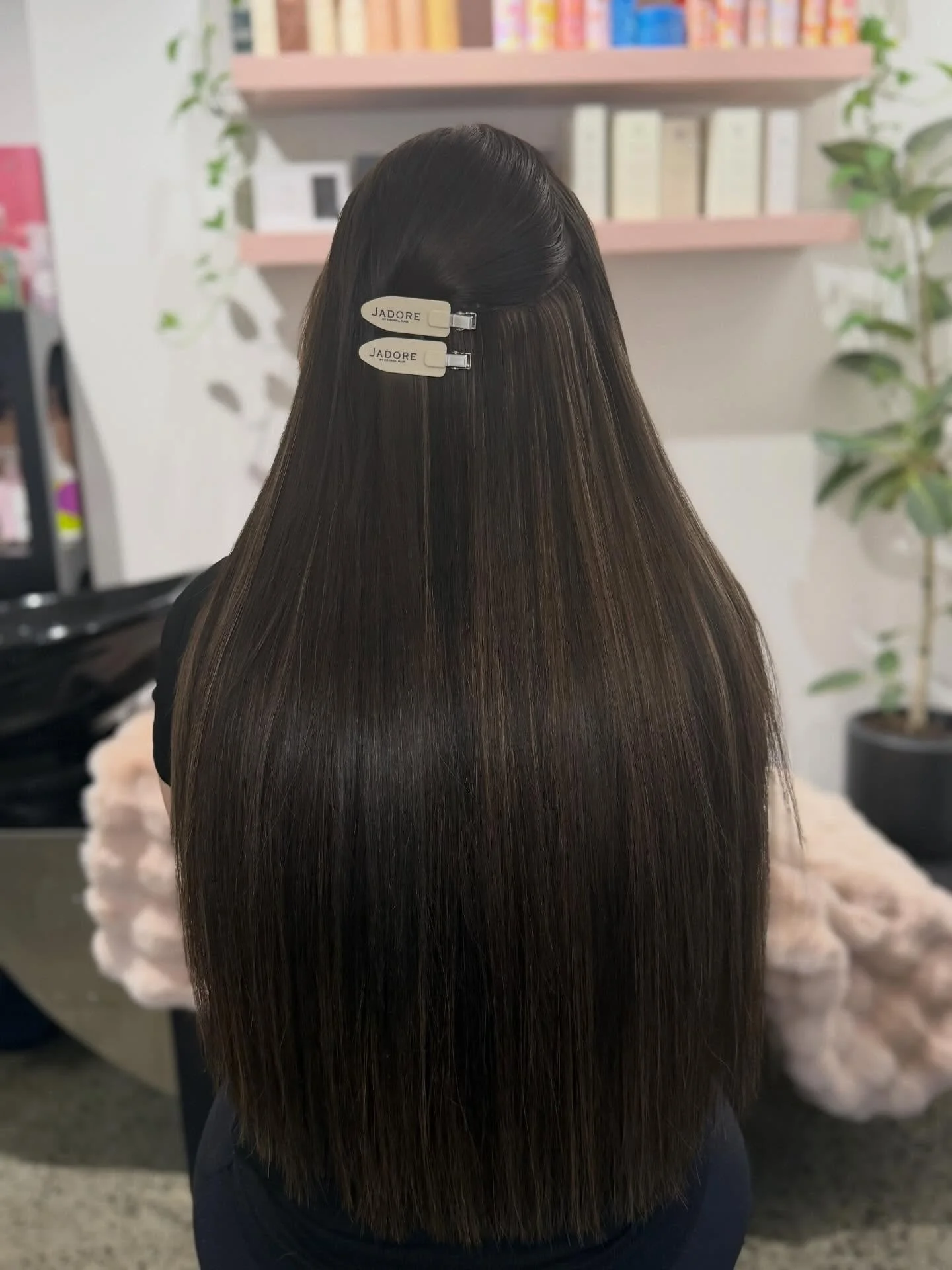 Using extensions to create a foiled look 🙌🏼 

We love using extensions to create a colour change without foiling the natural hair. 

This client installed 125g of hair in two different shades for a natural and perfect blend 😍 
There&rsquo;s a reas