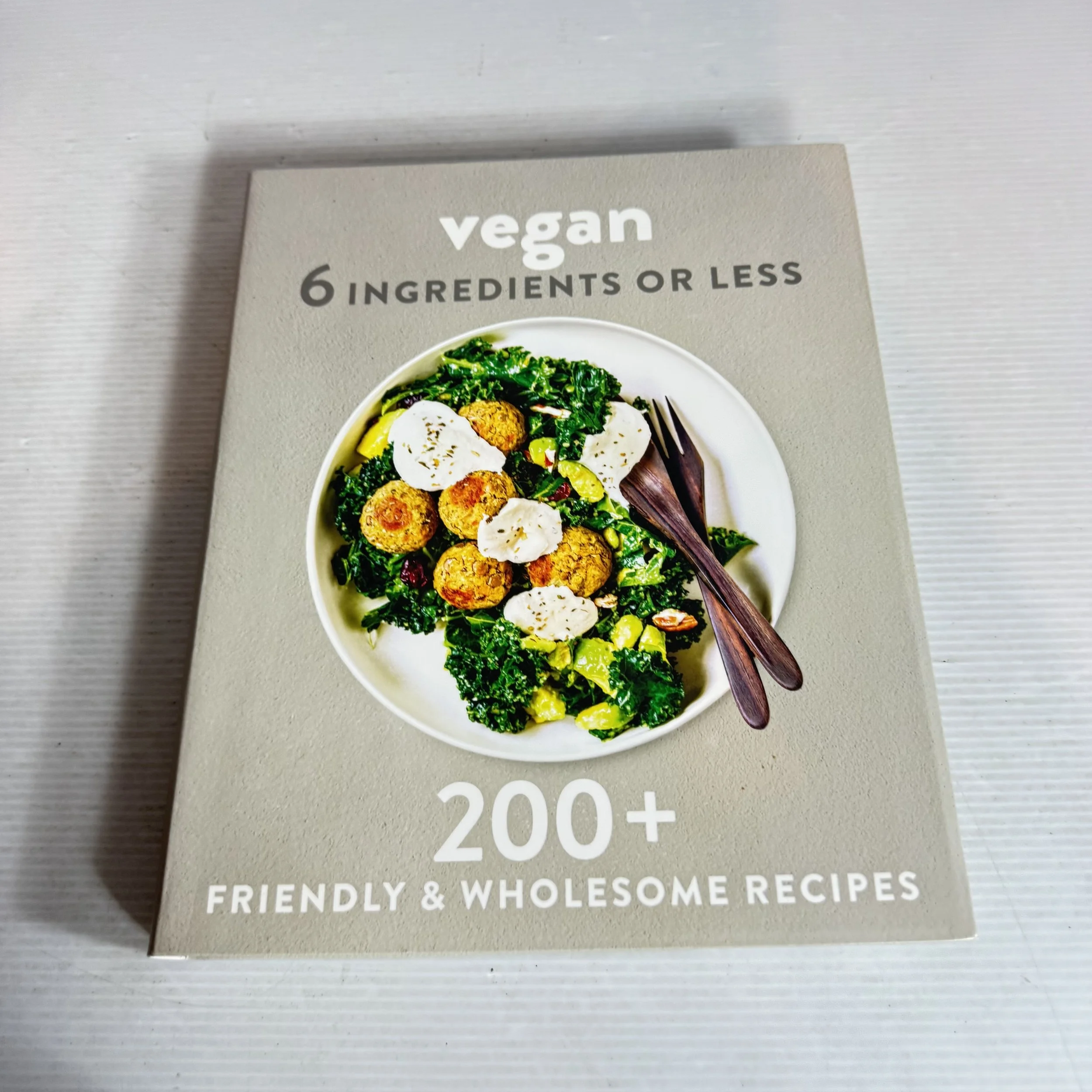 Vegan : 6 Ingredients or Less - 200+ Friendly & Wholesome Recipes