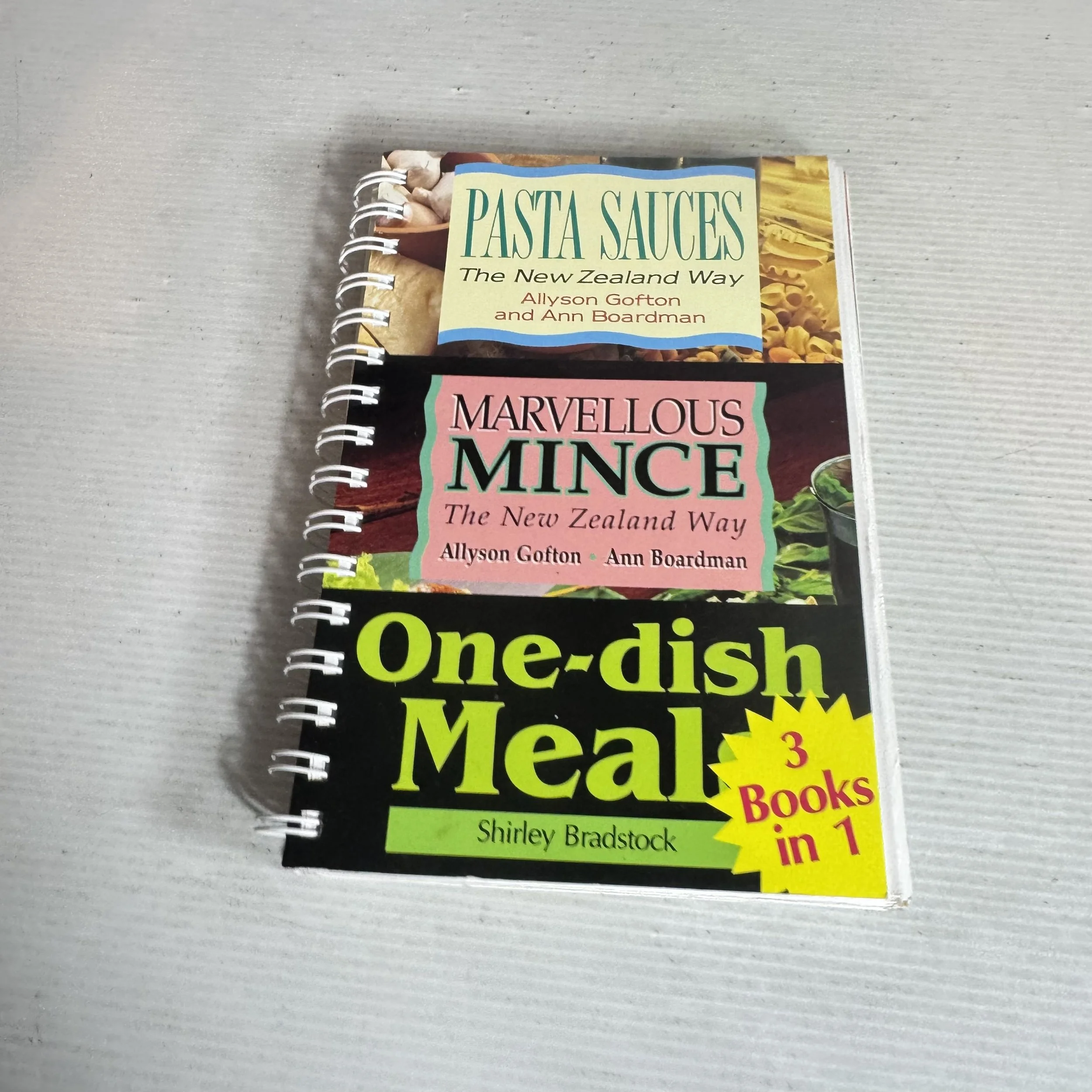 Pasta Sauces / Marvellous Mince / One-Dish Meal - 3 Books in One : The New Zealand Way