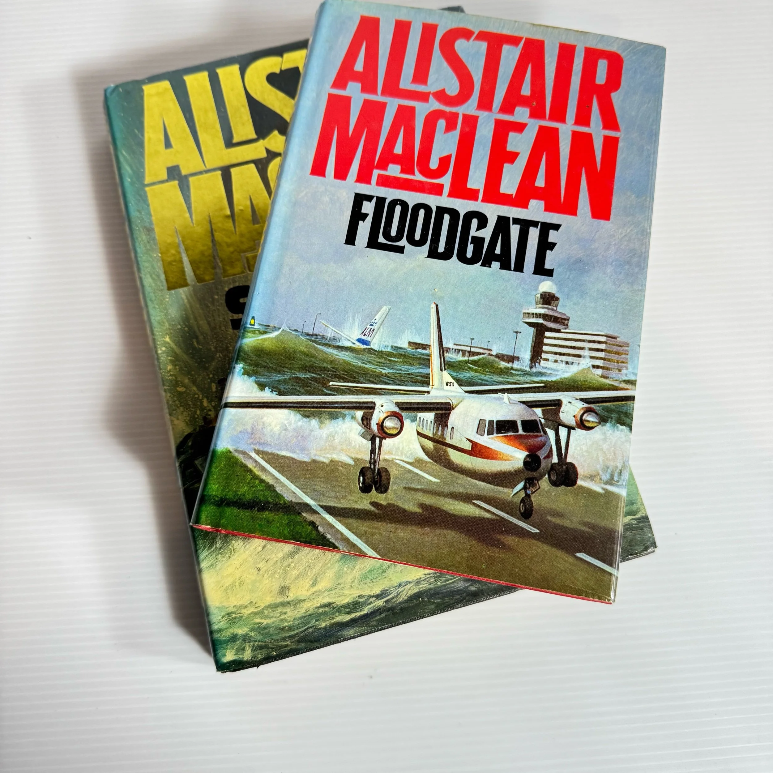 Alistair MacLean Book Bundle x 2 Books : Santorini & Floodgate (Vintage 1984 & 1986) (2060)