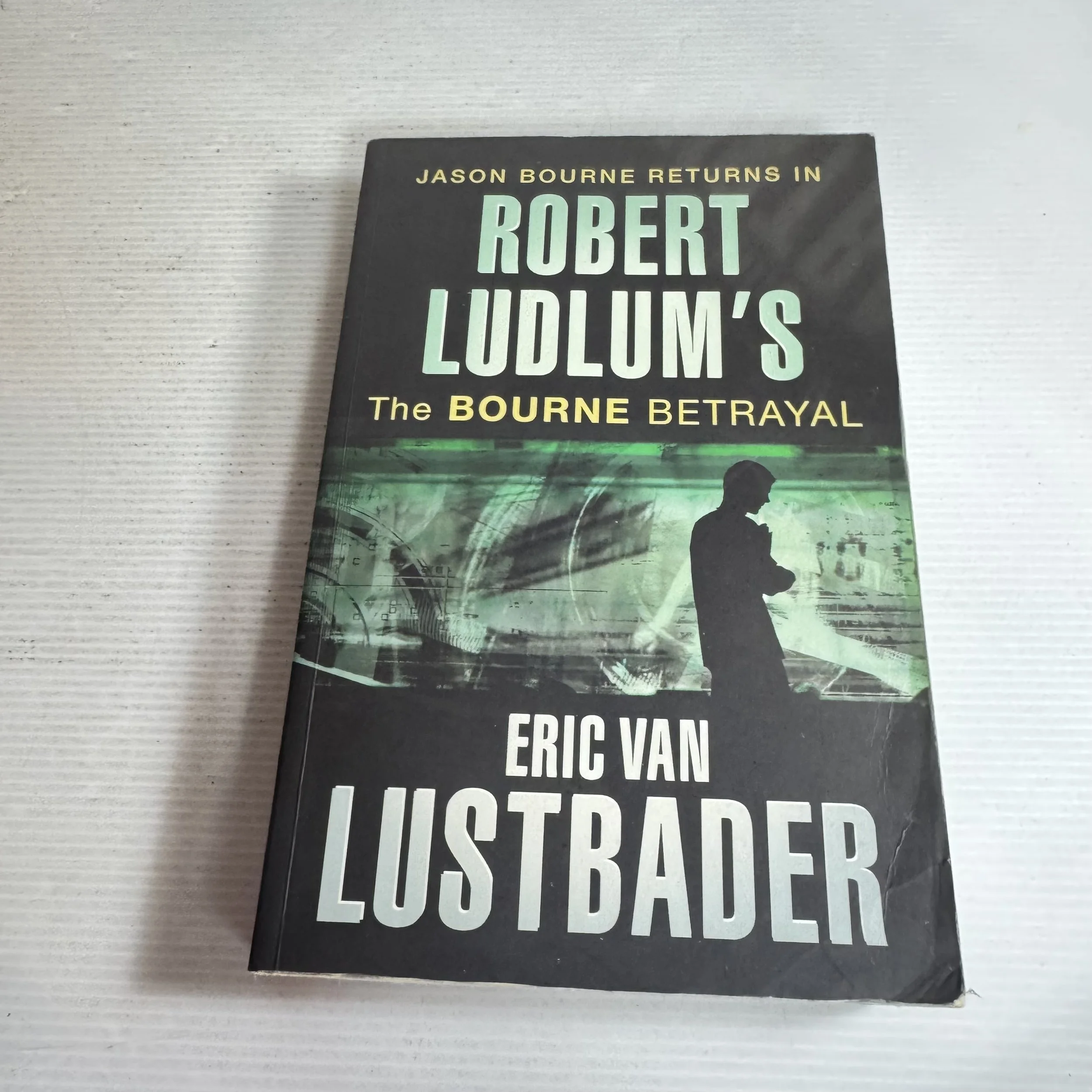 Robert Ludlum's The Bourne Betrayal - Eric Van Lustbader