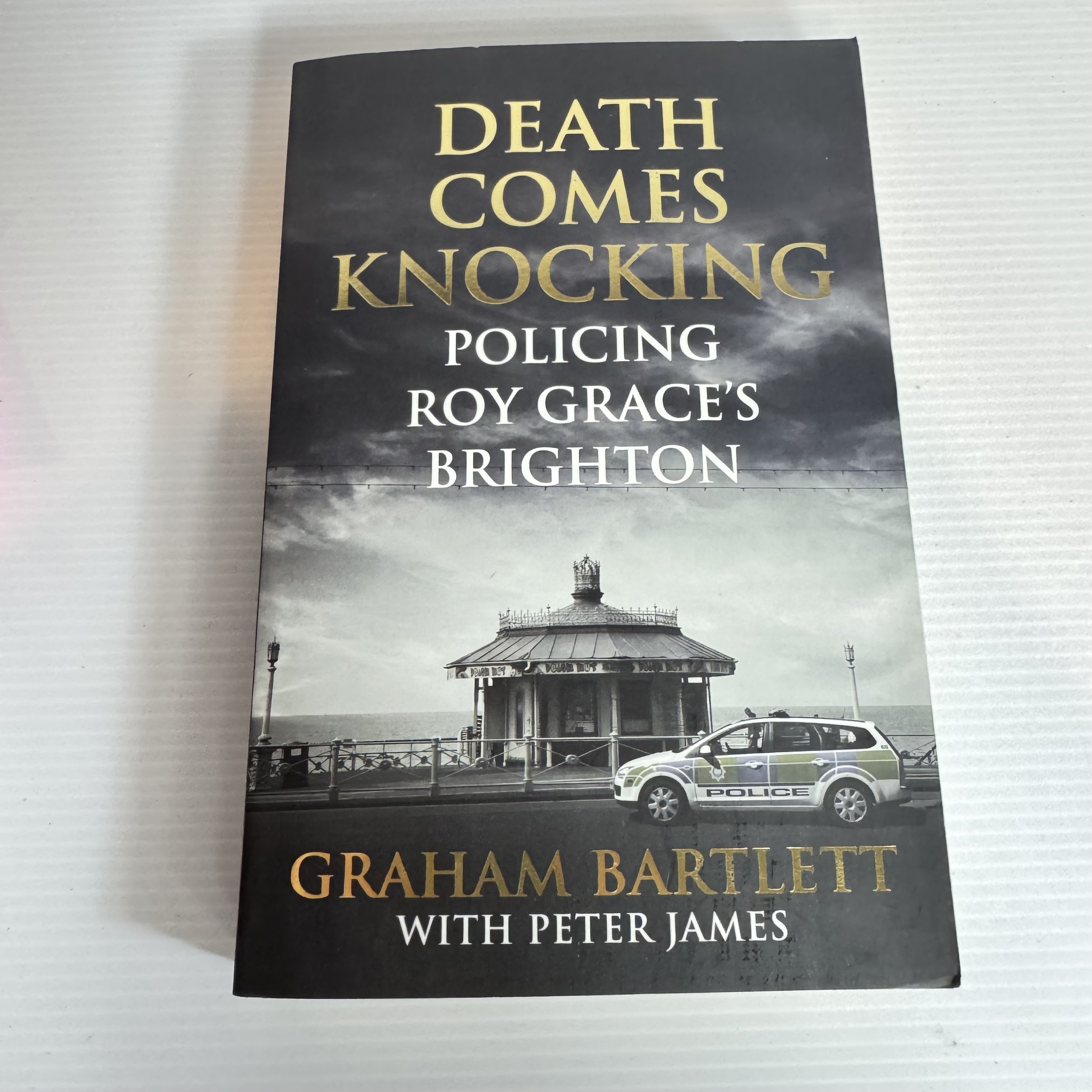 Death Comes Knocking : Policing Roy Grace's Brighton - Graham Bartlett with Peter James
