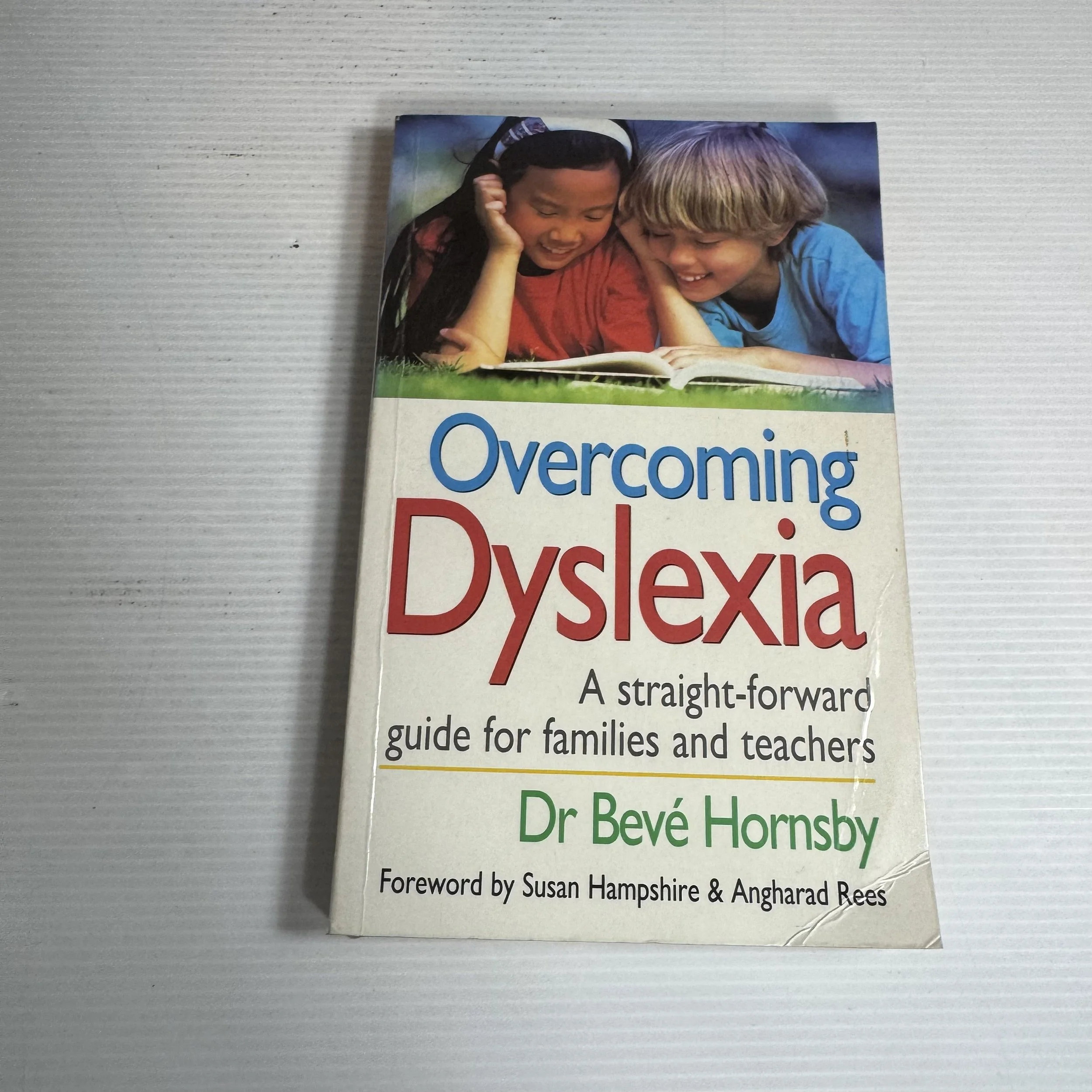 Overcoming Dyslexia : A Straight-Forward Guide for Families and Teachers - Dr Beve Hornsby