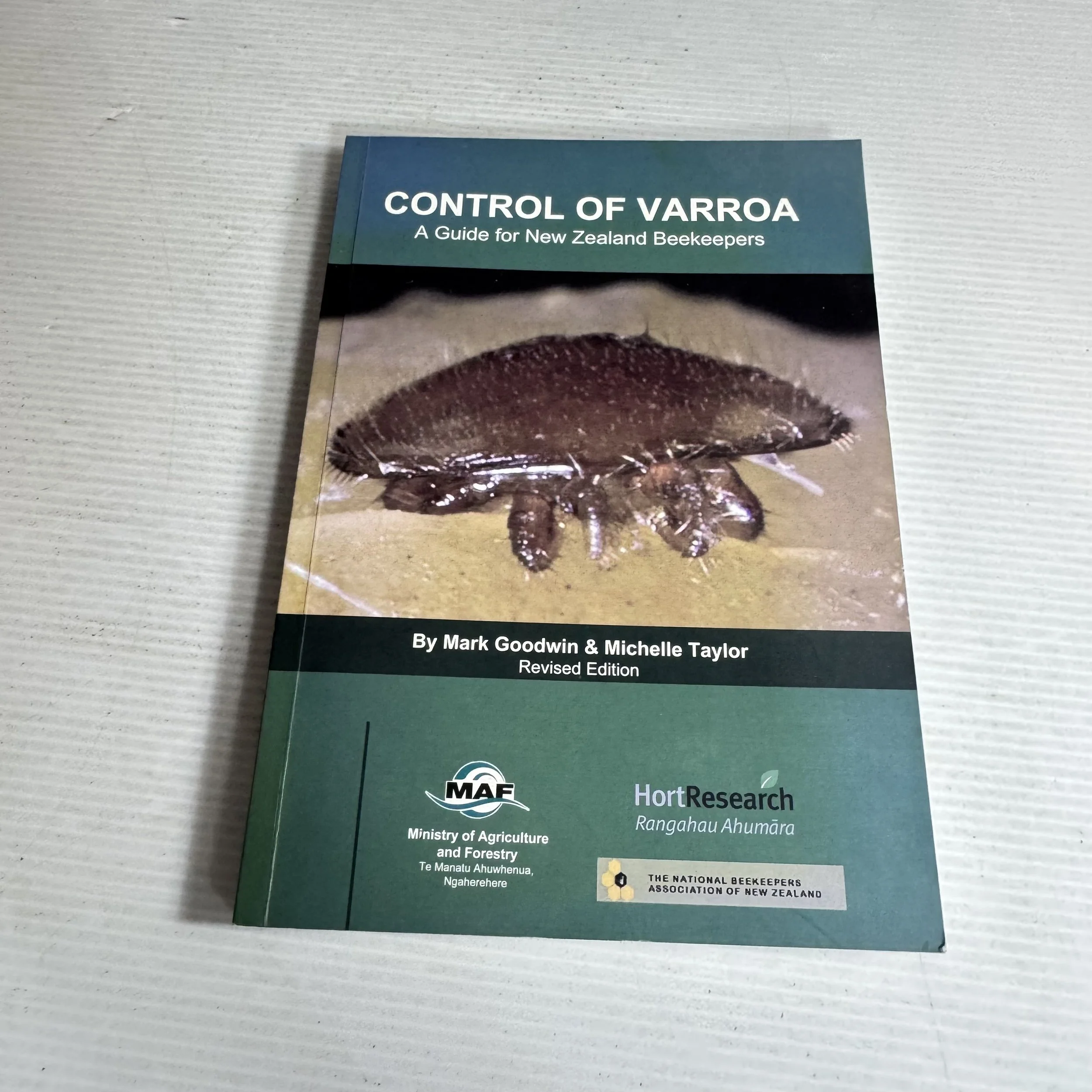 Control of Varroa : A Guide for New Zealand Beekeepers (Revised Edition) - Mark Goodwin & Michelle Taylor