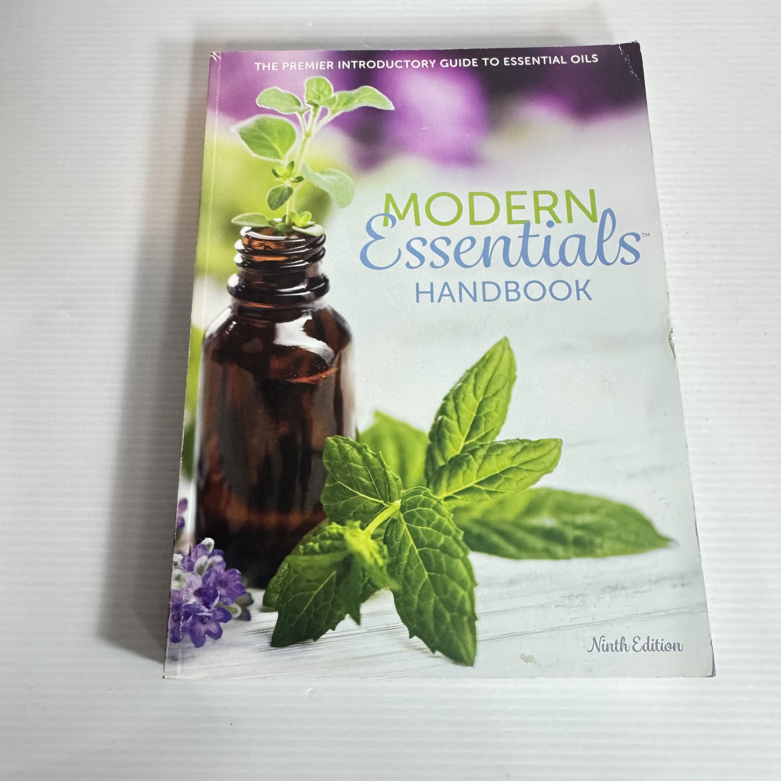 The Premier Introductory Guide to Essential Oils : Modern Essentials Handbook (9th Ed.)